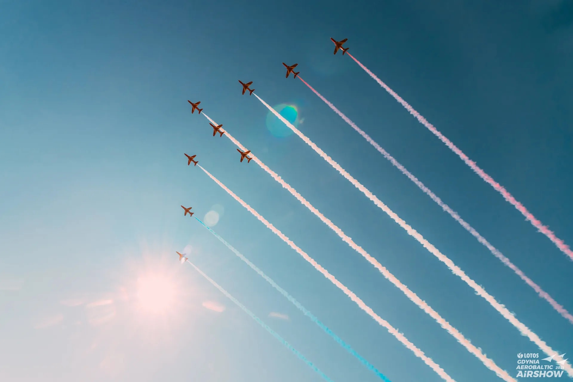 Na zdjęciu widzimy dziewięć samolot&oacute;w lecących w linii. 