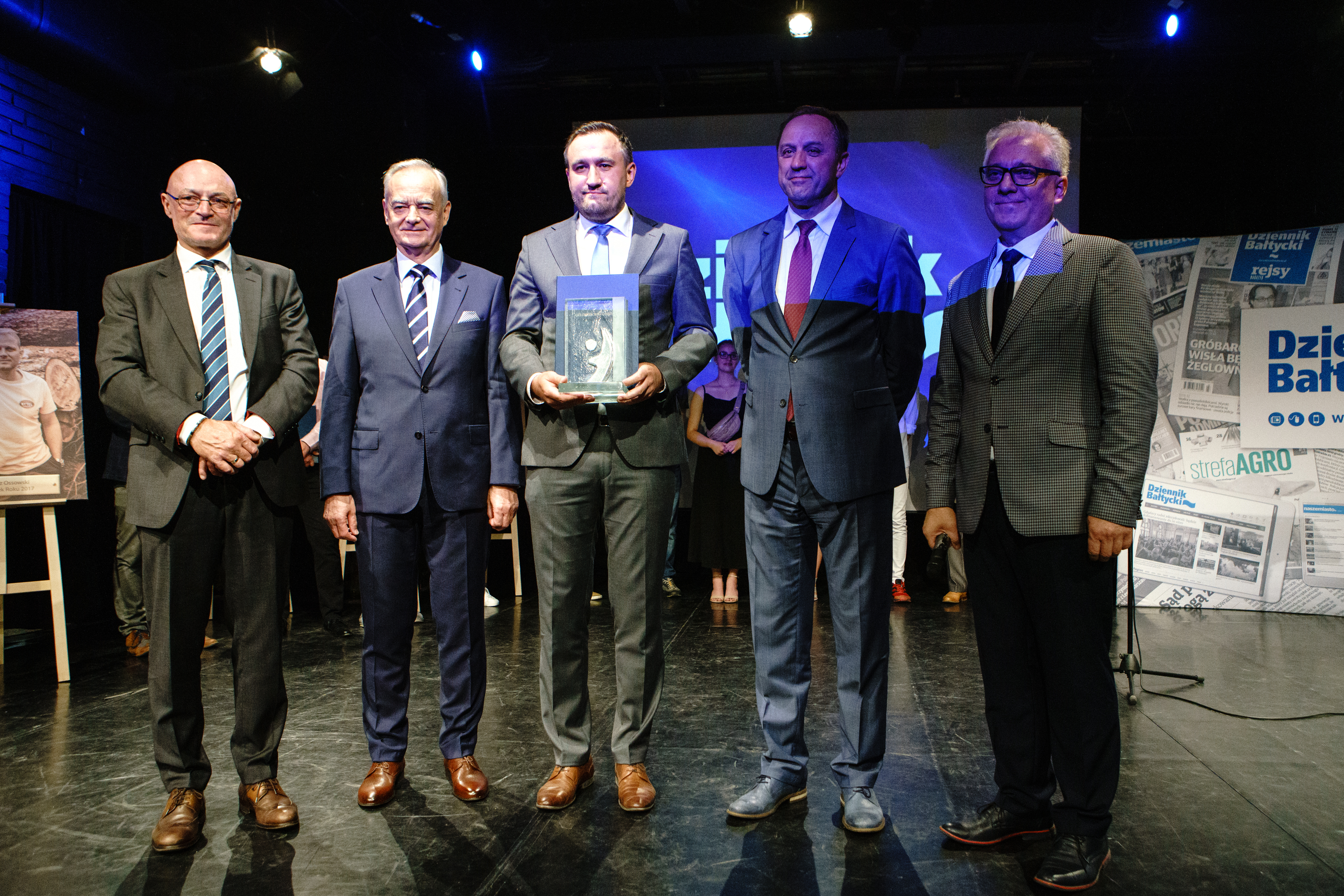 Od lewej: Tomasz Niski - prezes gdańskiego oddziału Polska Press, Zbigniew Canowiecki - prezes Pracodawc&oacute;w Pomorza, Tomasz Augustyniak - Człowiek Roku 2020 "Dziennika Bałtyckiego", Mieczysław Struk - marszałek wojew&oacute;dztwa pomorskiego oraz Mariusz Szmidka - redaktor naczelny "Dziennika Bałtyckiego" // fot. Anna Rezulak