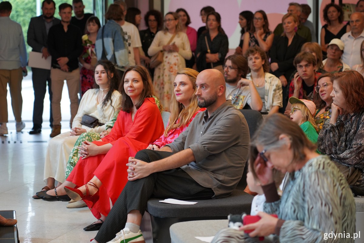 Na zdj. m.in. kuratorzy wystawy:&nbsp;Dorota Dombrowska-Wyżga, Weronika Mojska i&nbsp;Cezary Lisowski 