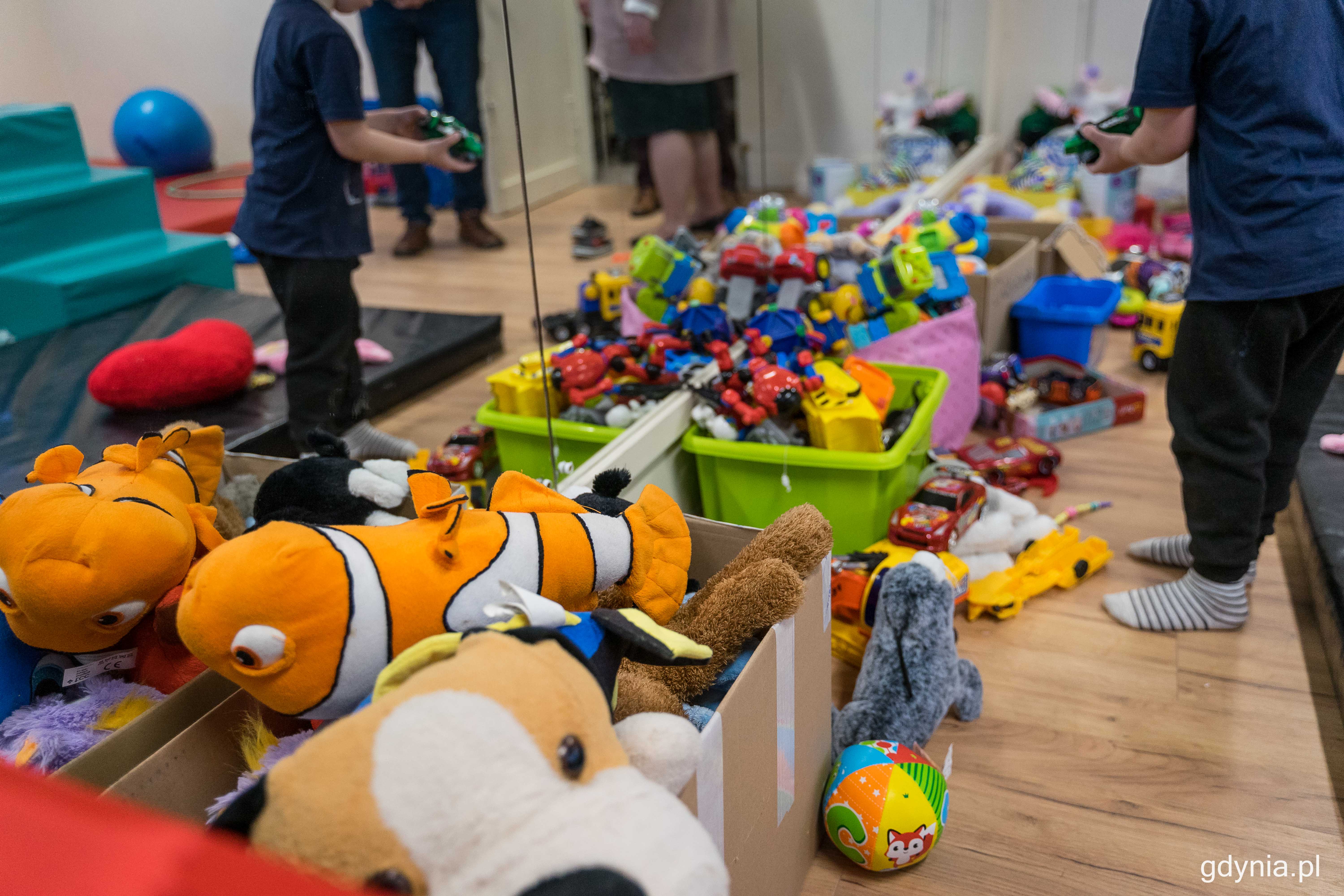 Pomieszczenie dla najmłodszych przygotowane w Szkole Podstawowej nr 43 na Pog&oacute;rzu, fot. Kamil Złoch