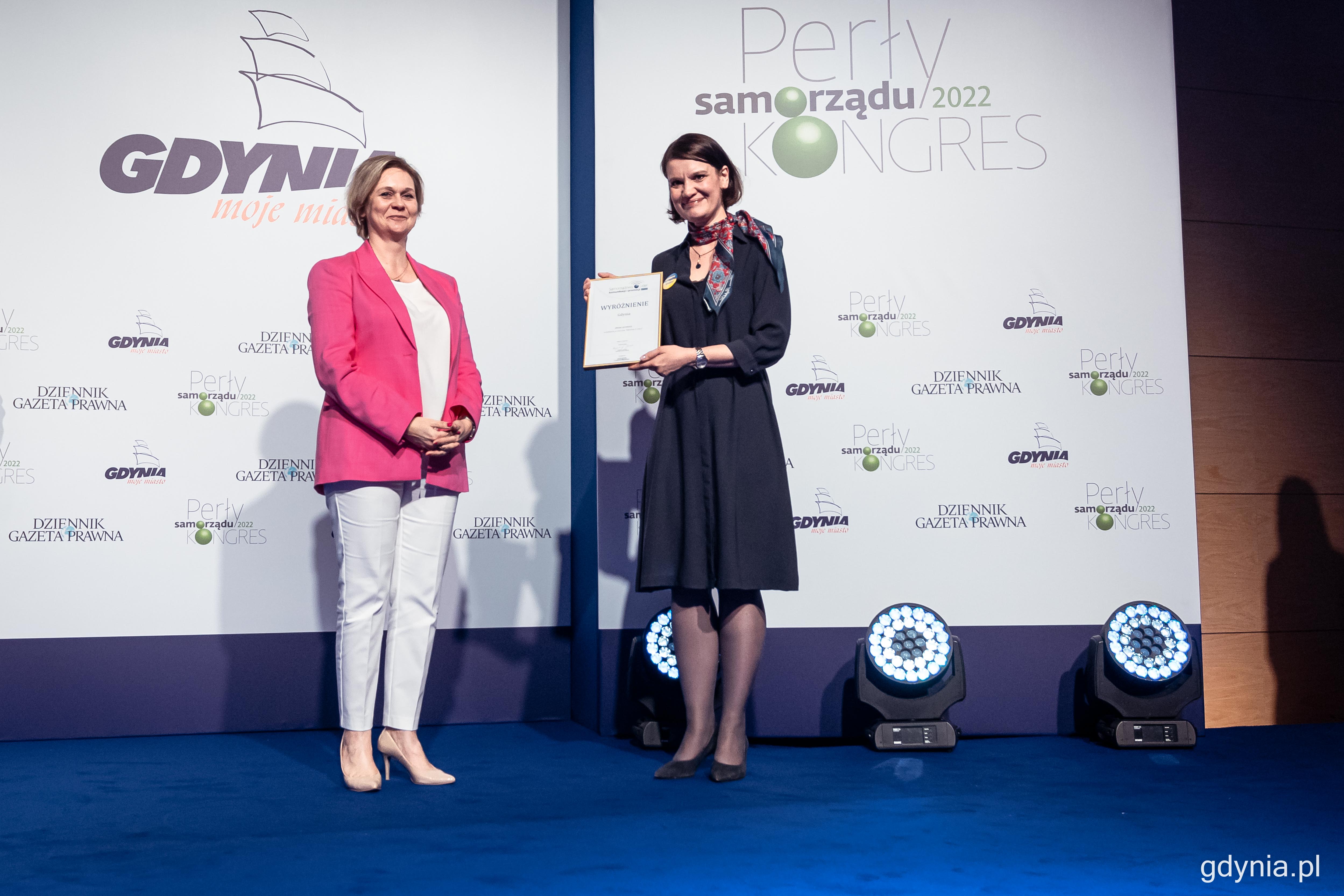 Katarzyna Gruszecka-Spychała, wiceprezydent Gdyni ds. gospodarki, odebrała wyr&oacute;żnienie dla Gdyni w konkursie &bdquo;Samorządowy lider komunikacji i promocji&rdquo; // fot. Kamil Złoch 