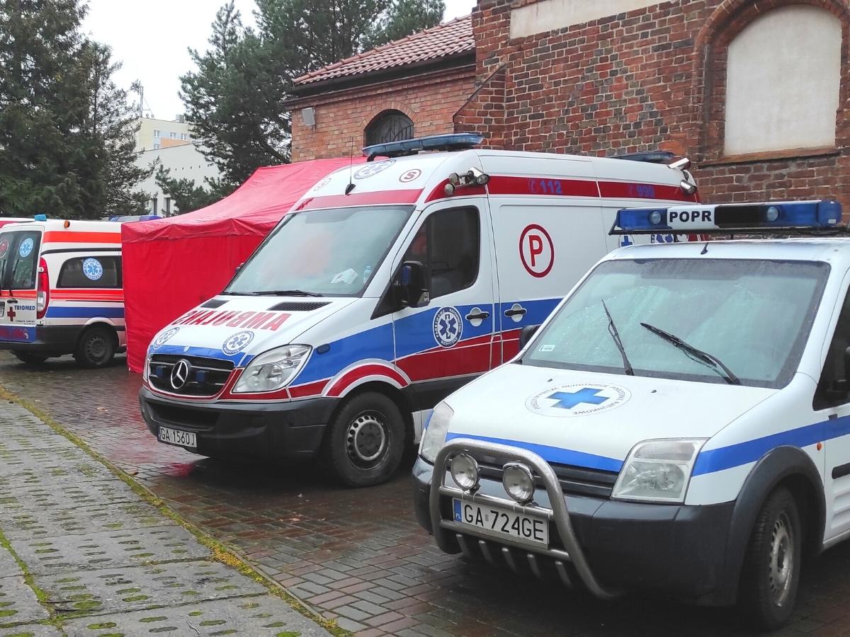 Pod kościołem zaparkowane karetki pogotowia