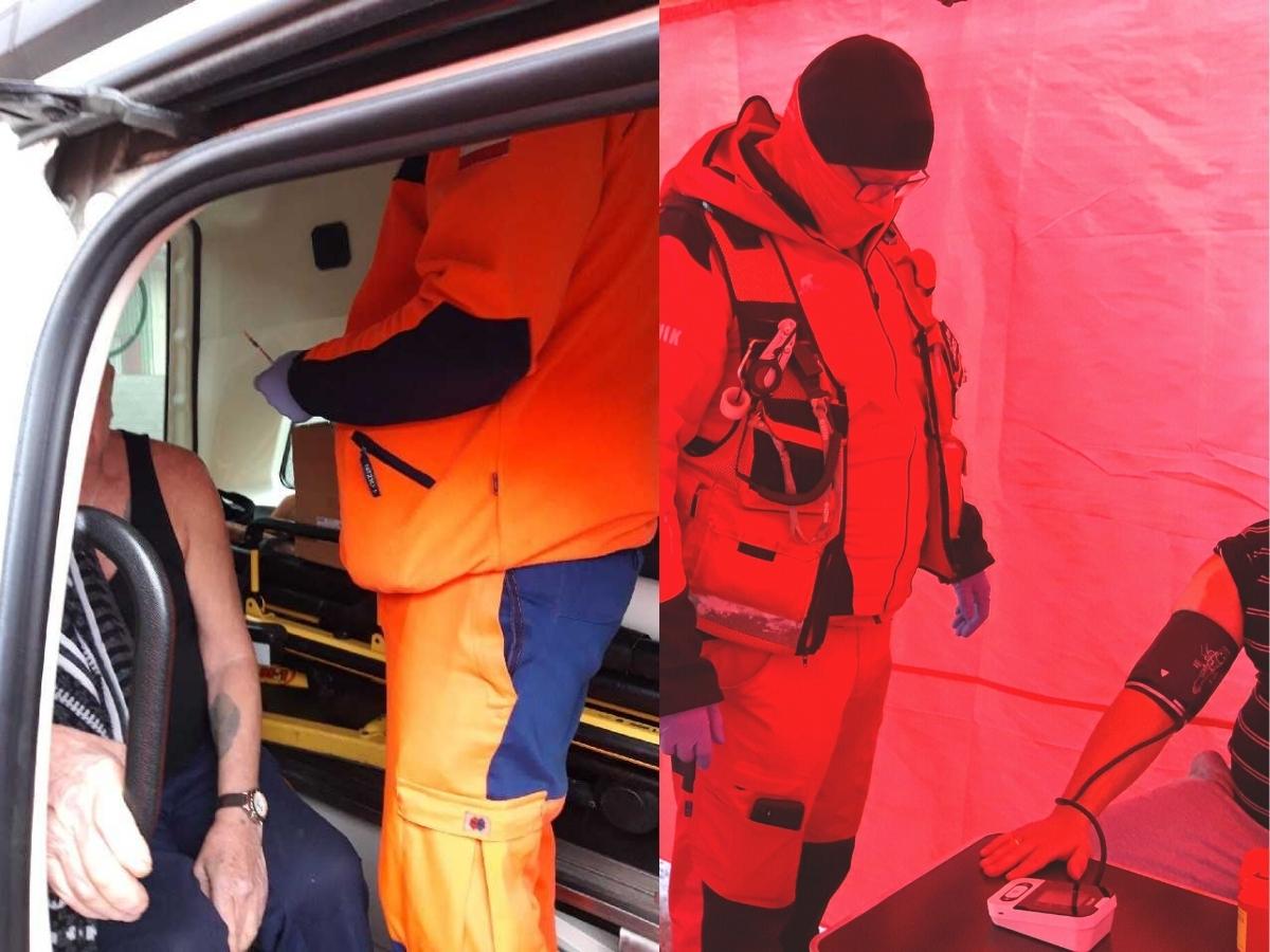 Pracownik pogotowia dezynfekuje ramię drugiego mężczyzny