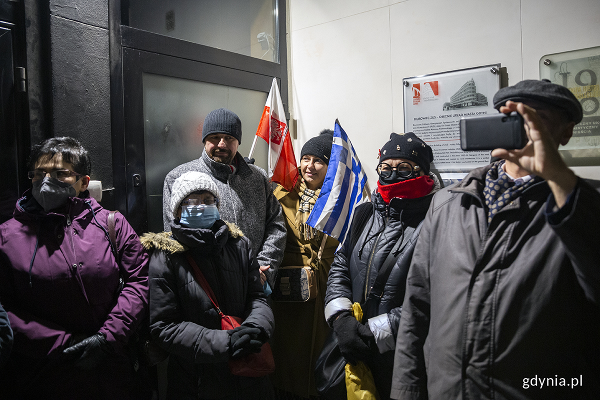Potomkowie Grek&oacute;w przybyłych do Gdyni w latach 1949-1952, zebrani na uroczystości odsłonięcia tablicy pamiątkowej. Fot. Przemysław Kozłowski