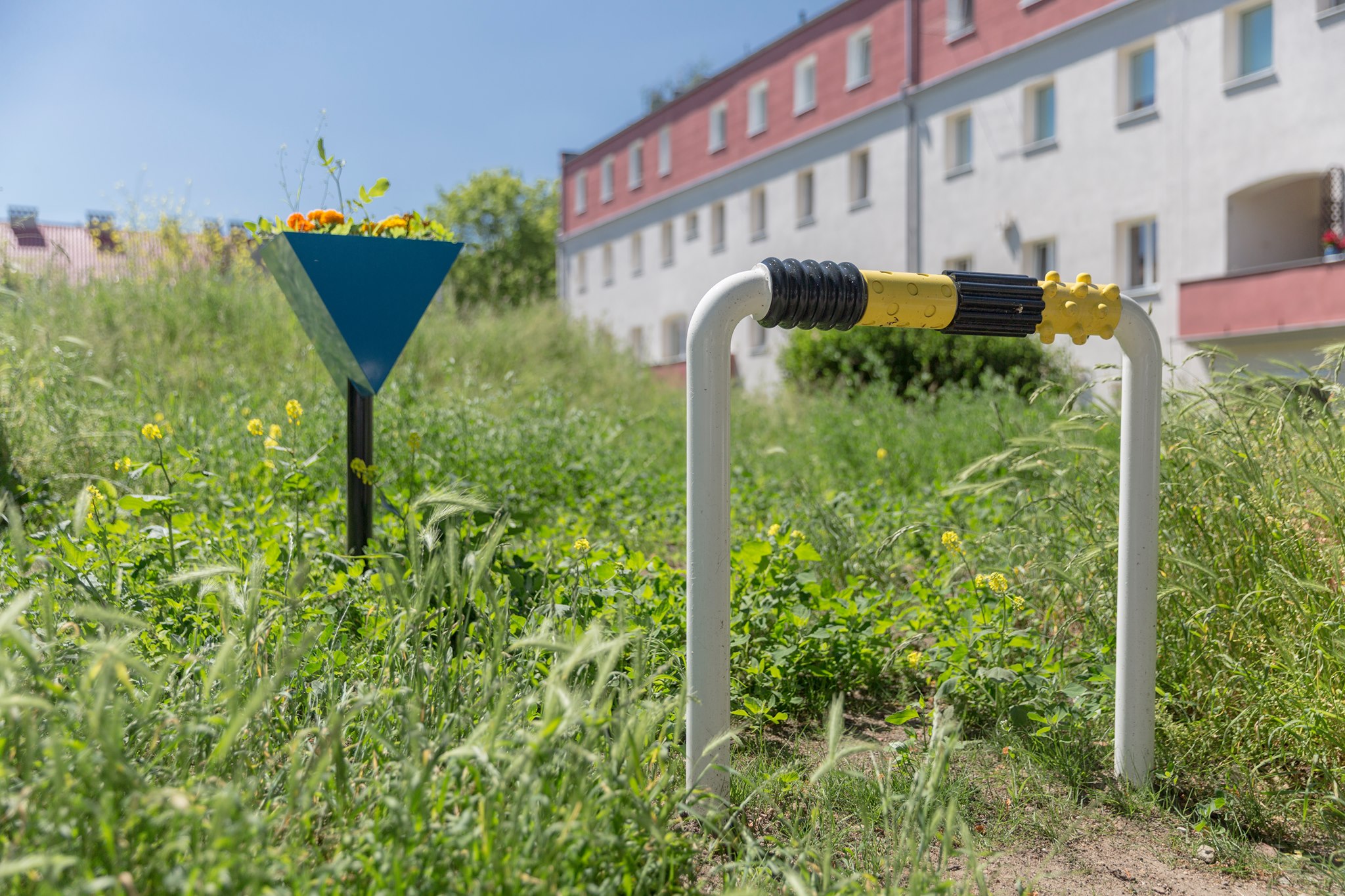 Zaprojektowano m.in. barierkę sensoryczną nawiązującym do popularnego elementu drogowej infrastruktury czy kwietnik nawiązujący do znaku drogowego, fot. Traffic Design / Rafał Kołsut