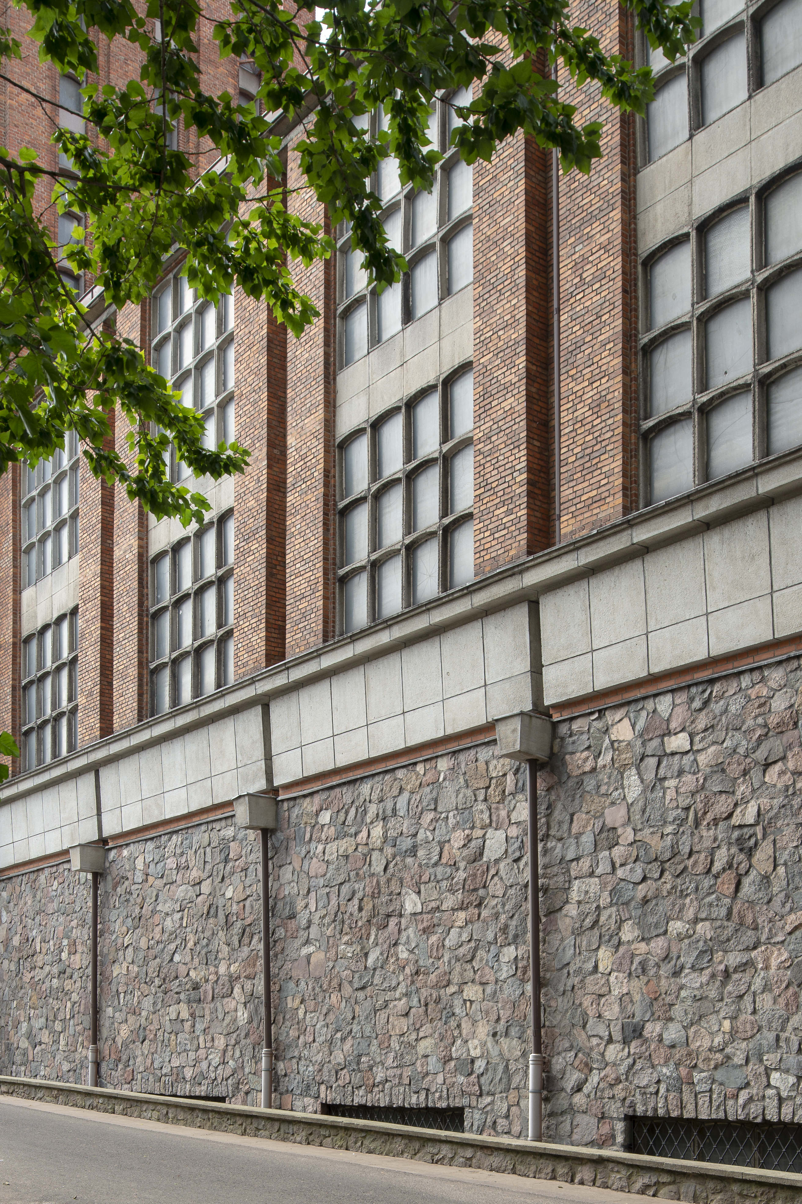 Kości&oacute;ł franciszkan&oacute;w na Wzg&oacute;rzu św. Maksymiliana &ndash; cok&oacute;ł korpusu i podstawa wieży licowane ociosanymi kamieniami narzutowymi