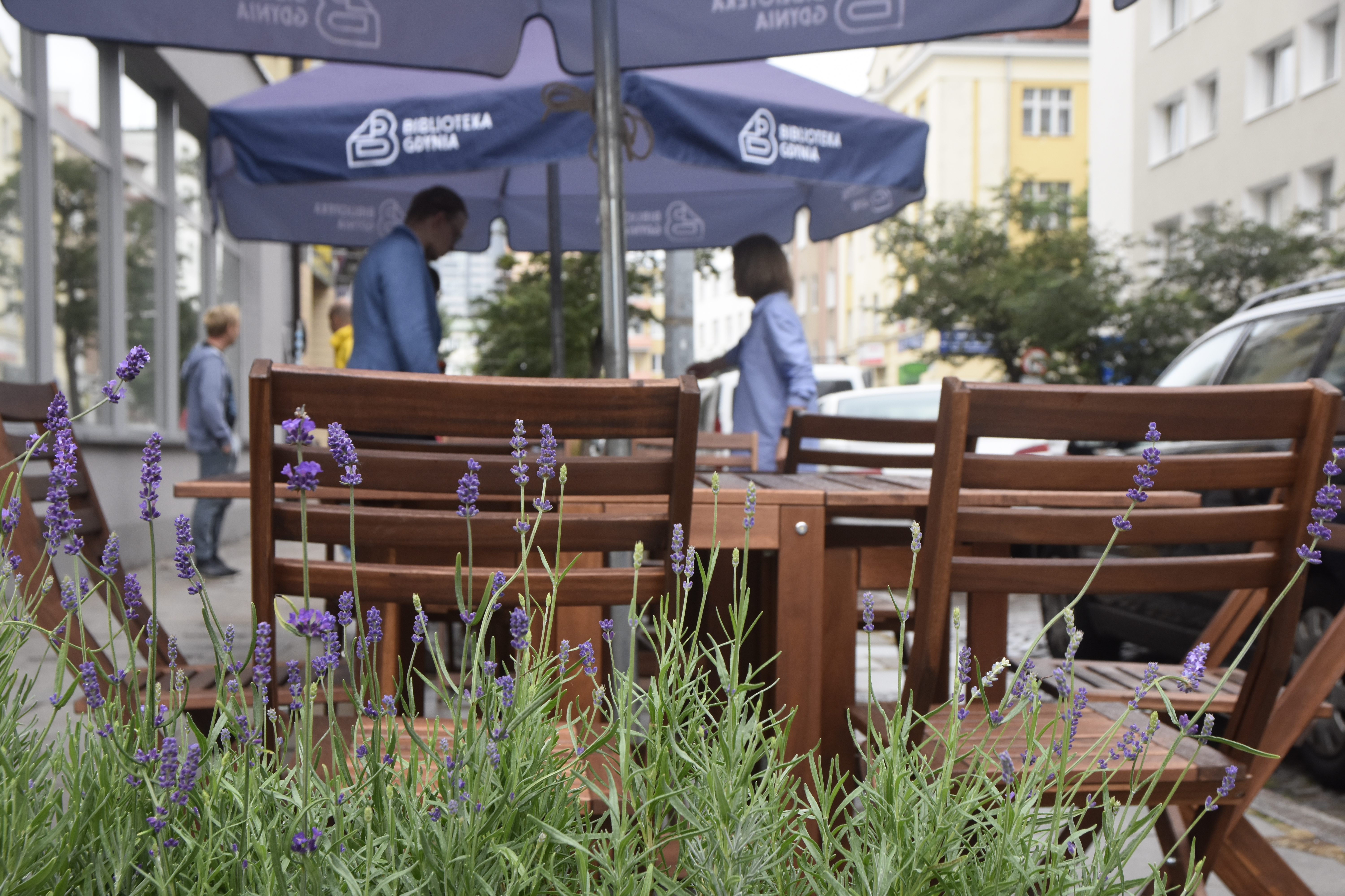 Stoliki w Cafe Bibliotece przy ul. Świętojańskiej 141-143. Fot. Magdalena Śliżewska