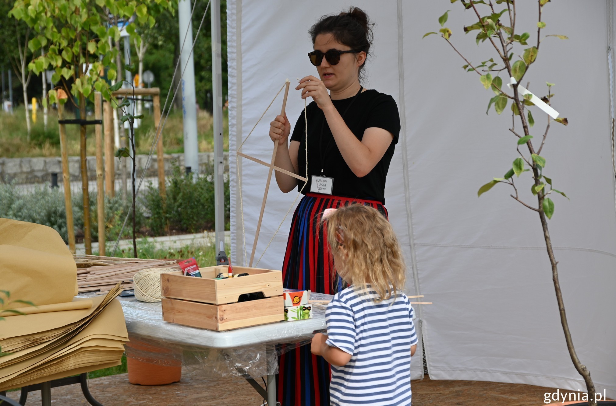 Na zdj. dziecko i animatorka podczas warsztat&oacute;w z robienia latawc&oacute;w, fot. Magdalena Śliżewska