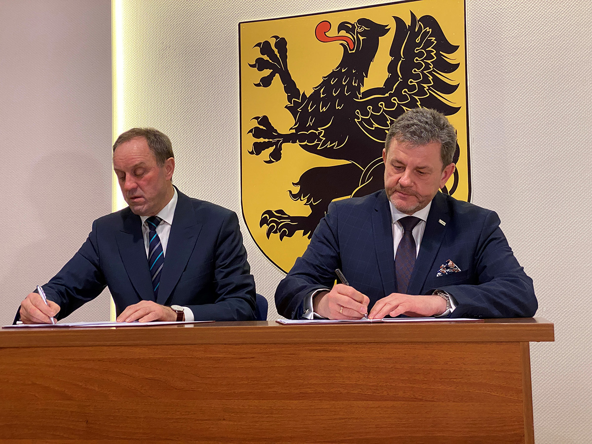 Na zdjęciu marszałek Mieczysław Struk oraz prezes zarządu PKP SKM w Tr&oacute;jmieście Maciej Lignowski//fot. Aleksandra Mokwa-Kaługa