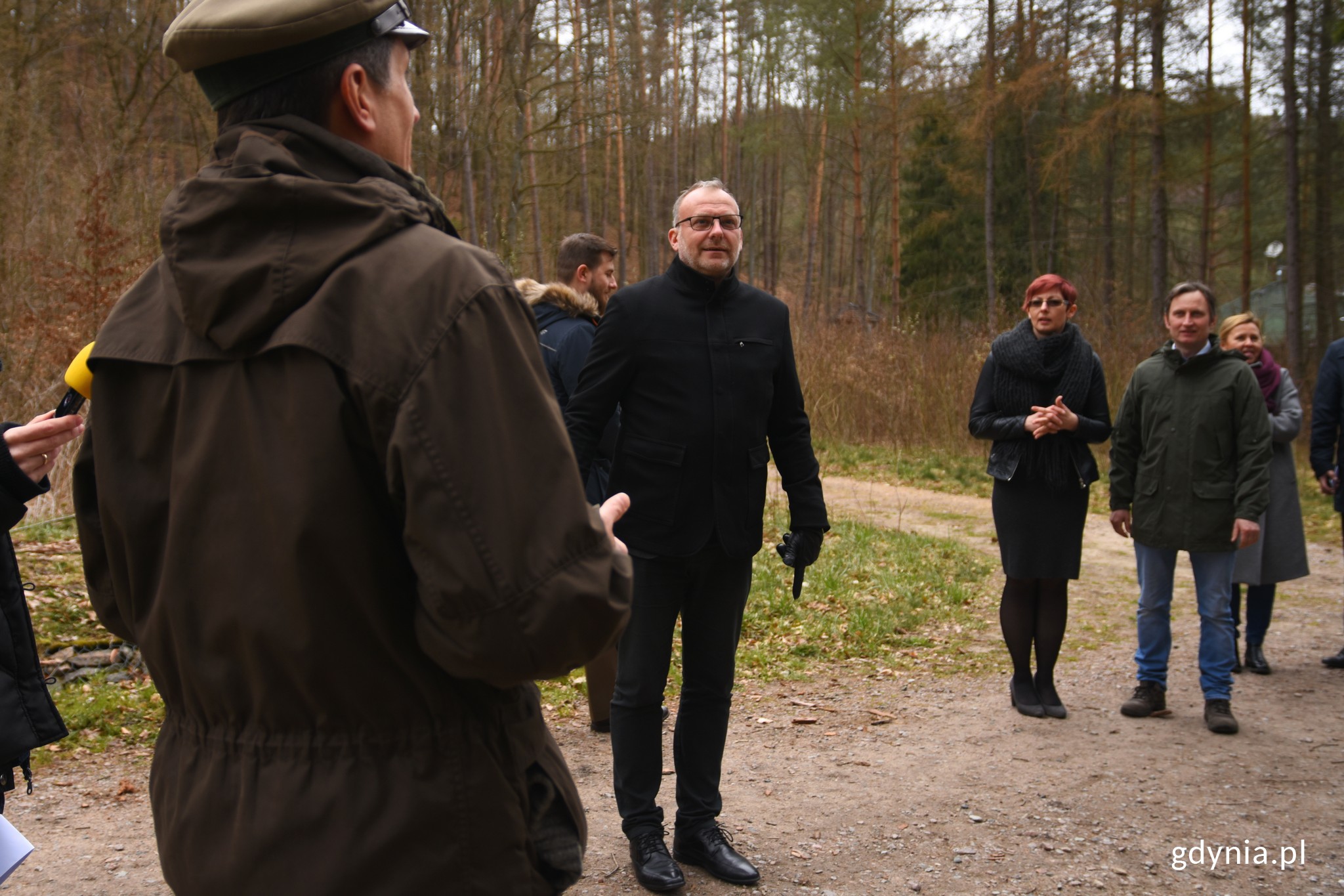 Po podpisaniu porozumienia leśnicy oprowadzili gości po ogrodzie, fot. Paweł Kukla.