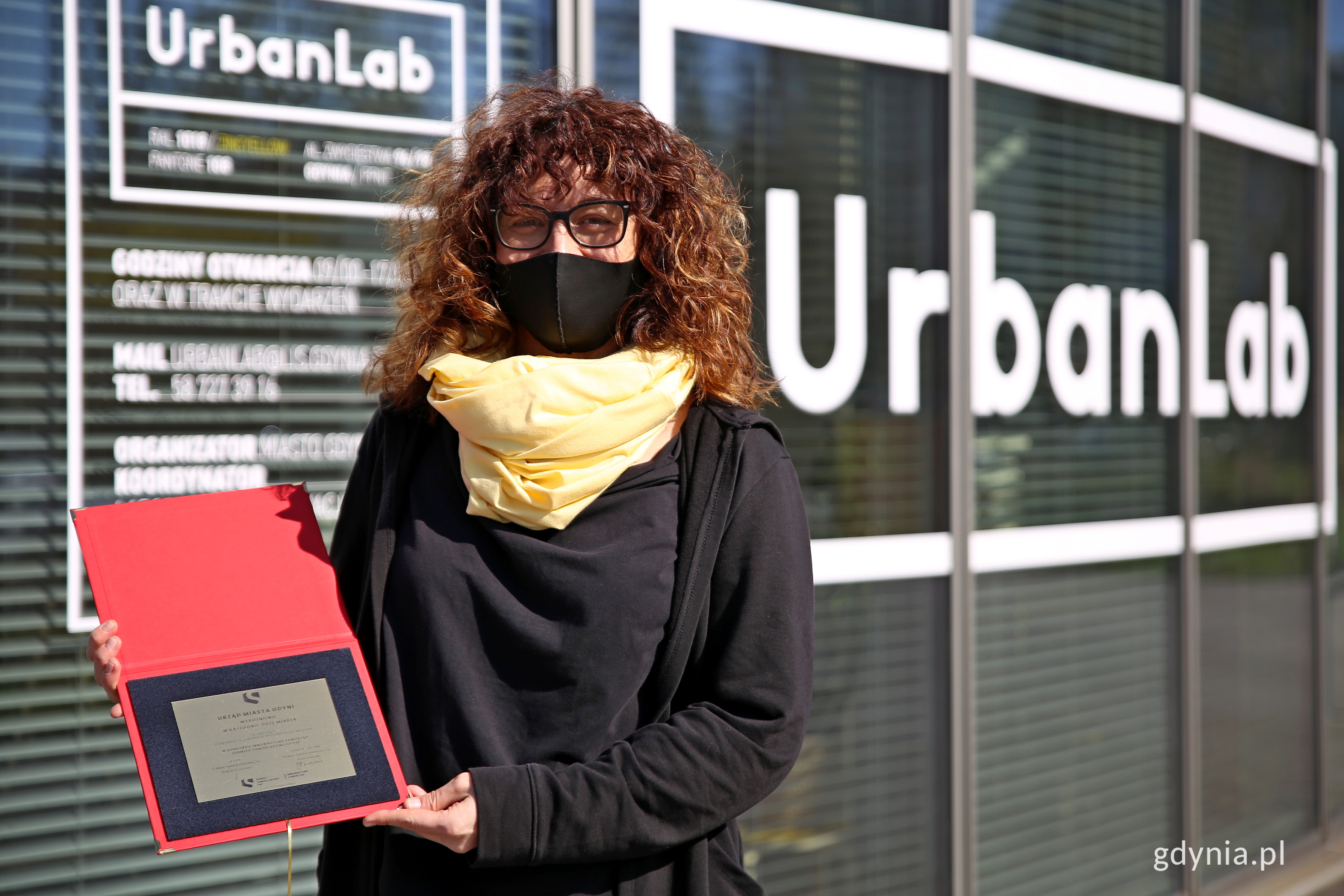 Magda Ż&oacute;łkiewicz z UrbanLab Gdynia z wyr&oacute;żnieniem "Innowacyjny Samorząd" // fot. Przemysław Kozłowski