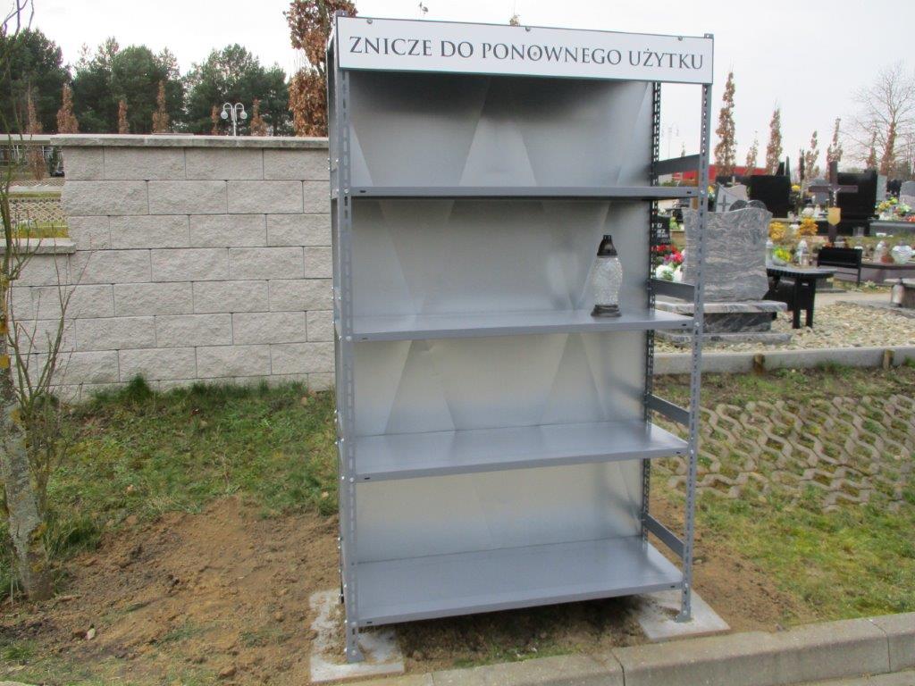 Nowością na gdyńskich cmentarzach komunalnych są ustawione w pobliżu głównych wejść regały ze zniczami do ponownego użytku/fot. mat. pras. ZCK