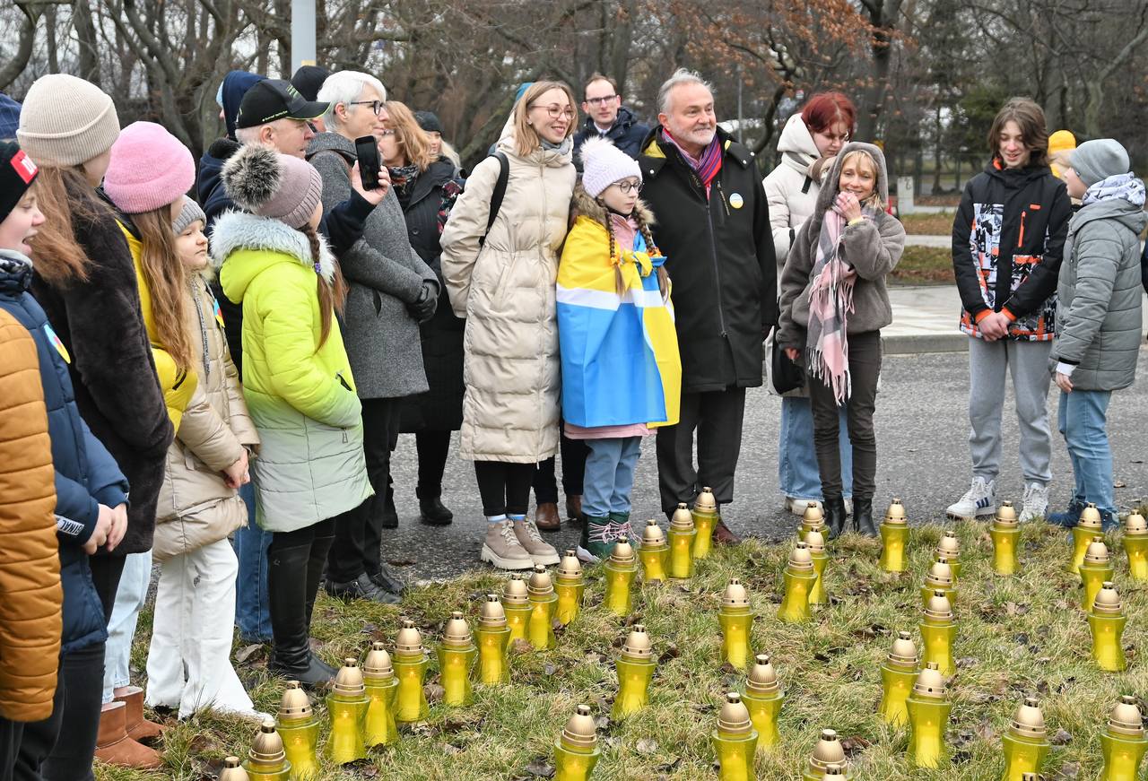 Serce ze zniczy dla Ukrainy w rocznicę wybuchu wojny. Na zdj. Prezydent Gdyni, Wojciech Szczurek, gdyńscy samorządowcy, uczniowie i mieszkańcy.  fot. Zygmunt Gołab