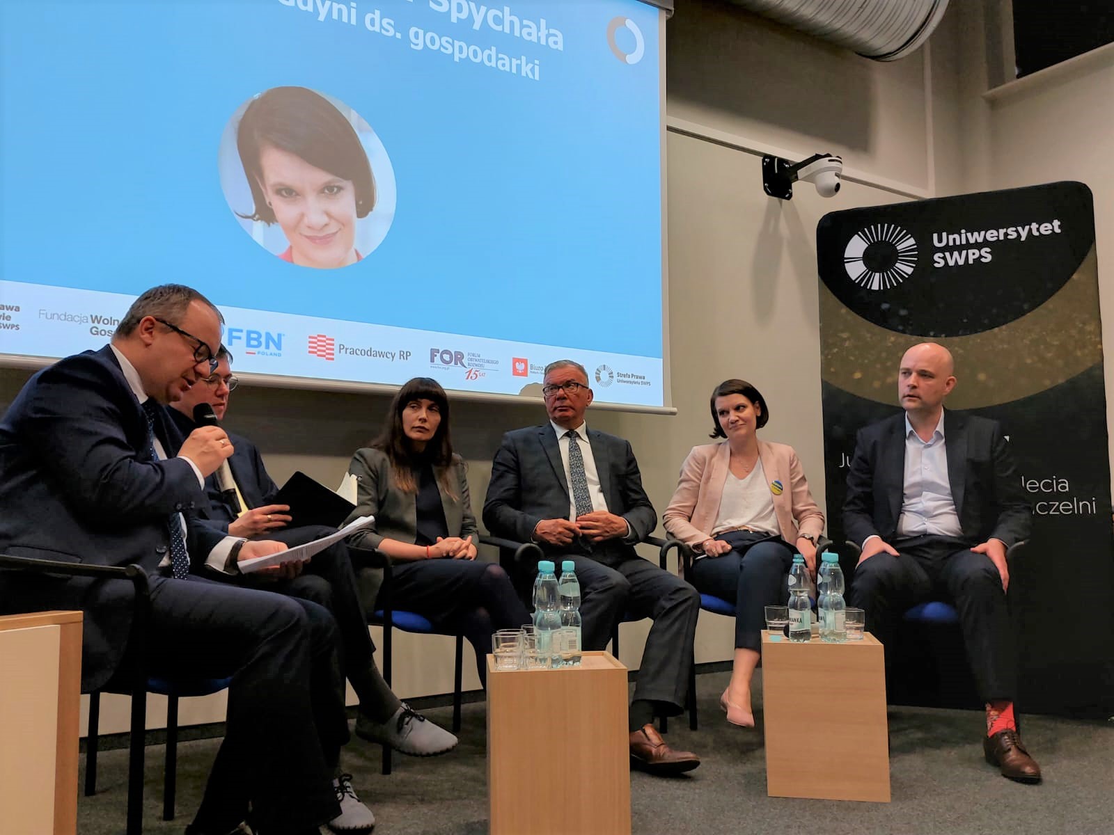 Były Rzecznik Praw Obywatelskich, dr hab. prof. SWPS Adam Bodnar (na zdjęciu, z lewej) wyrażał swoje zaniepokojenie obecną sytuacją gospodarczą w Polsce, fot. Izabela Knyżewska / Uniwersytet SWPS