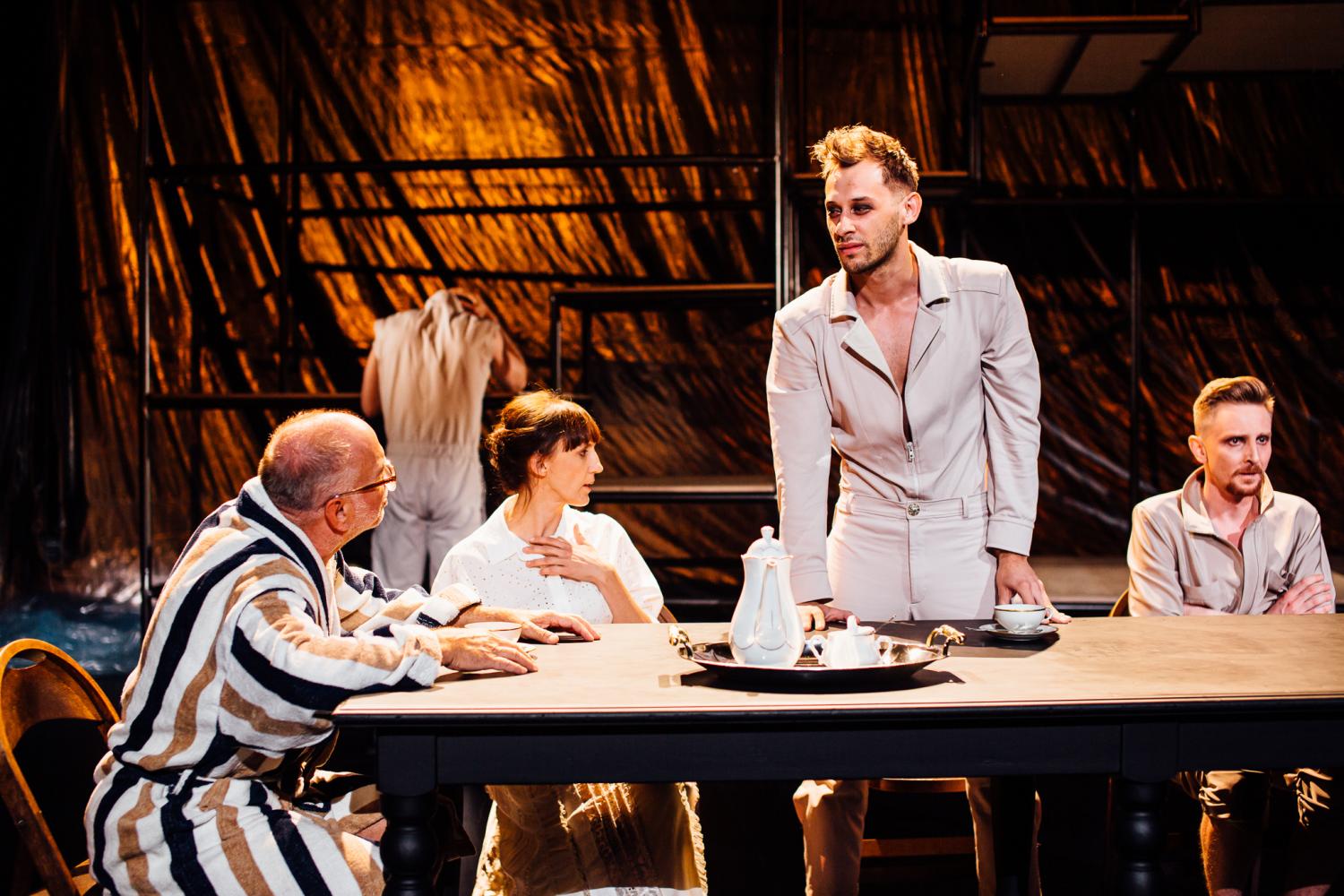 Scena zbiorowa w spektaklu &bdquo;Intymne życie Jarosława&rdquo; Teatru Wybrzeże z Gdańska w reżyserii Kuby Kowalskiego // materiały prasowe Teatru Wybrzeże w Gdańsku