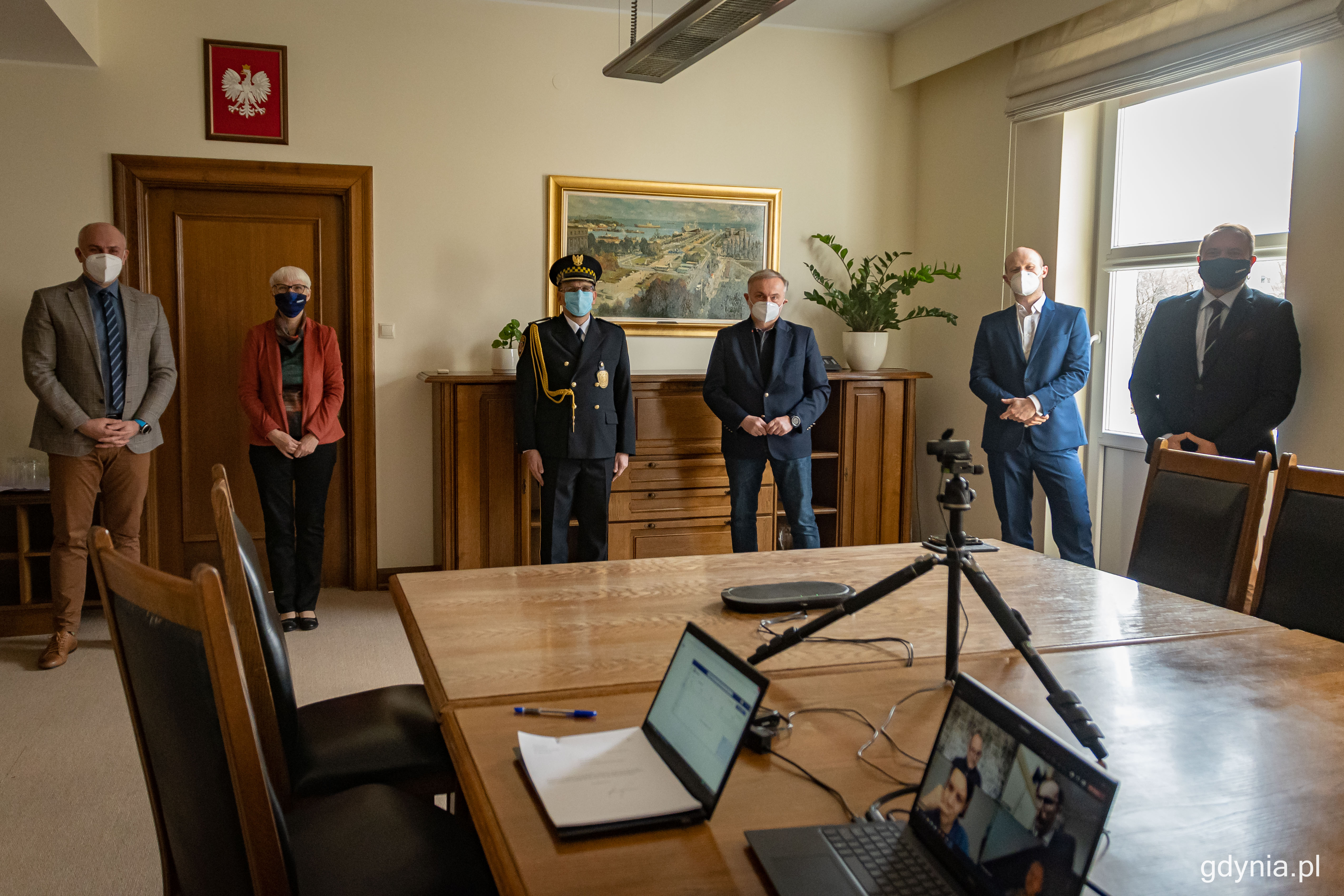 Nowy komendant odebrał gratulacje od prezydenckiego kolegium. Od lewej: Rafał Klajnert, Joanna Zielińska, Andrzej Bień, Wojciech Szczurek, Bartosz Bartoszewicz i Marek Łucyk, fot. Kamil Złoch