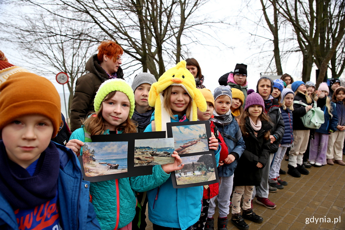Uczniowie Niepublicznej Szkoły Podstawowej Montessori Latawiec z reprodukcjami obraz&oacute;w Henryka Baranowskiego. Fot. Przemysław Kozłowski