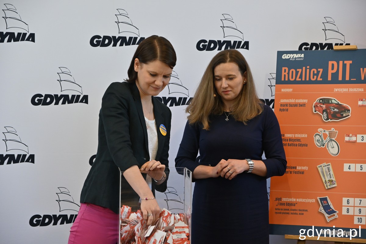 Zwycięskie kupony losowała r&oacute;wnież wiceprezydent Katarzyna Gruszecka-Spychała. Na zdjęciu z przewodniczącą komisji nadzoru loterii Anną Maślaną // fot. Magdalena Śliżewska