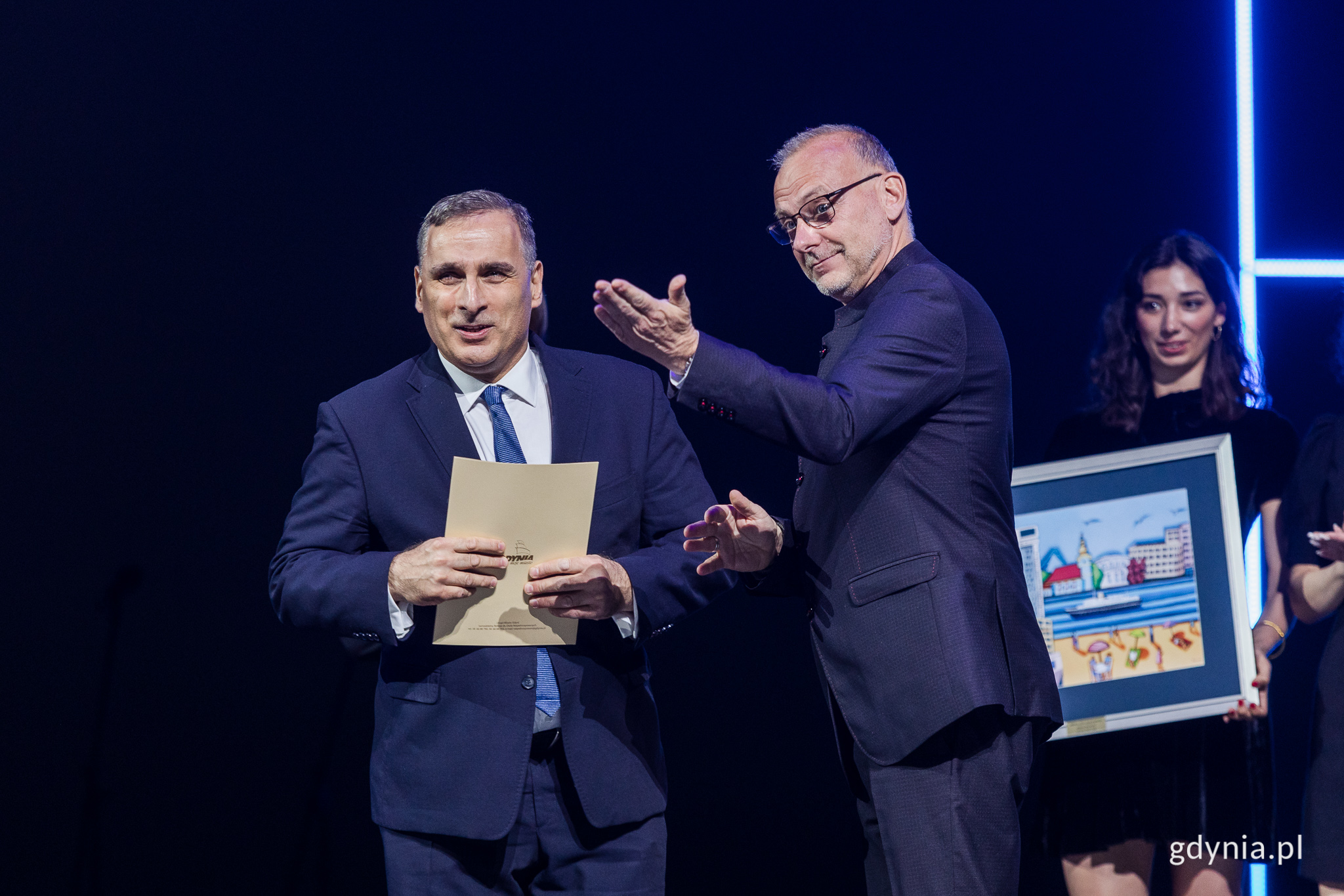 Na zdj. Dariusz Majorek z wiceprezydentem Michałem Guciem na scenie Teatru Muzycznego
