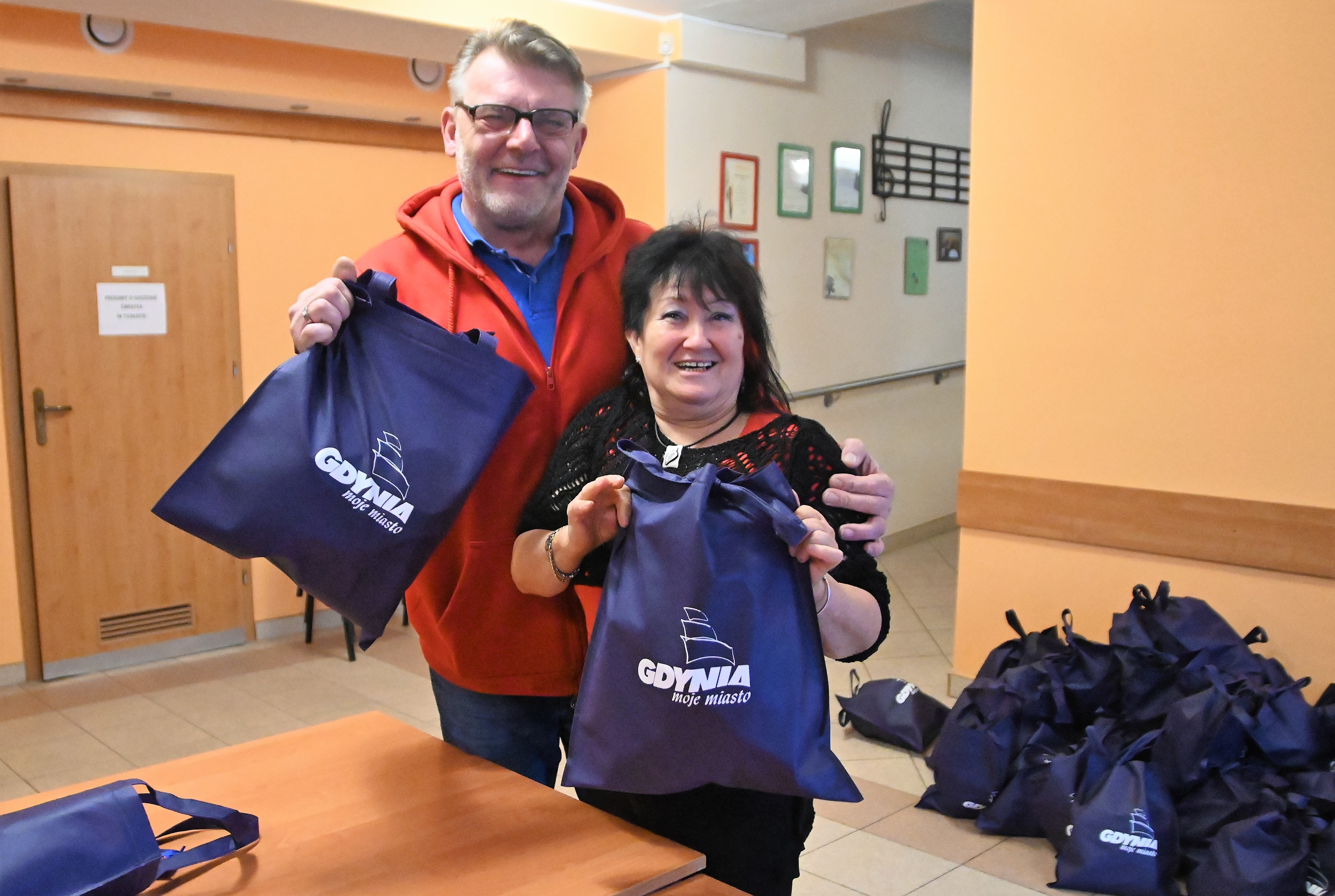 Wolontariusze przygotowują paczki./ Fot. Zygmunt Gołab 