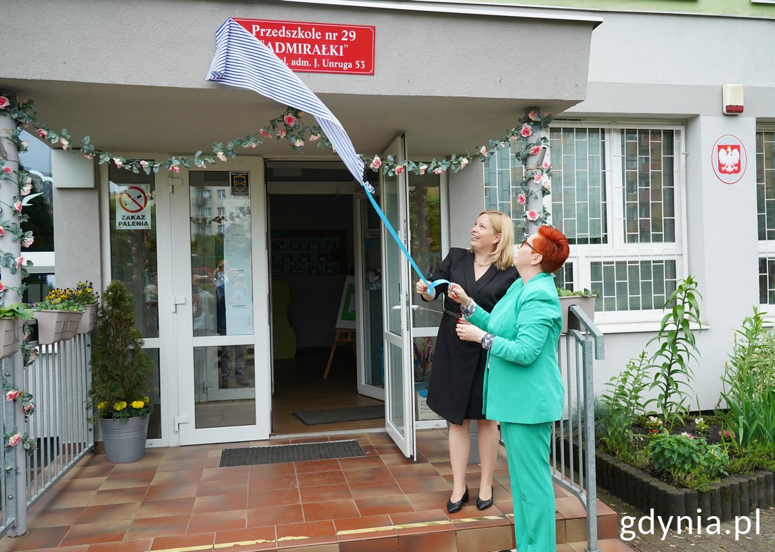 Tablicę z nowym imieniem placówki odsłoniły panie: Oktawia Gorzeńska, wiceprezydentka Gdyni i Joanna Długońska-Duber, dyrektor Przedszkola nr 29