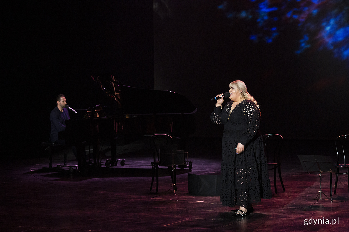 Na scenie artyści Teatru Muzycznego w Gdyni Marta Burdynowicz i Marek Sadowski