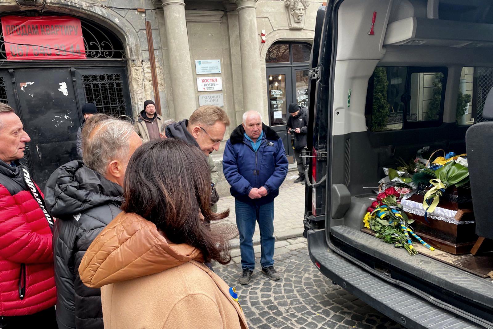 Mer Lwowa Andrij Sadowy składa hołd wraz z pomorskimi samorządowcami poległemu lwowskiemu żołnierzowi. Lw&oacute;w, Ukraina, 16 marca 2022. Źr&oacute;dło: materiały prasowe