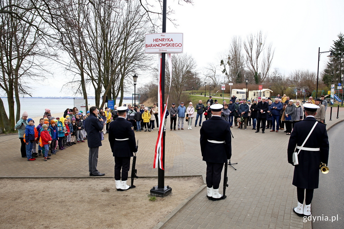 Uroczystość odsłonięcia tablicy z nazwą placu Henryka Baranowskiego. Fot. Przemysław Kozłowski
