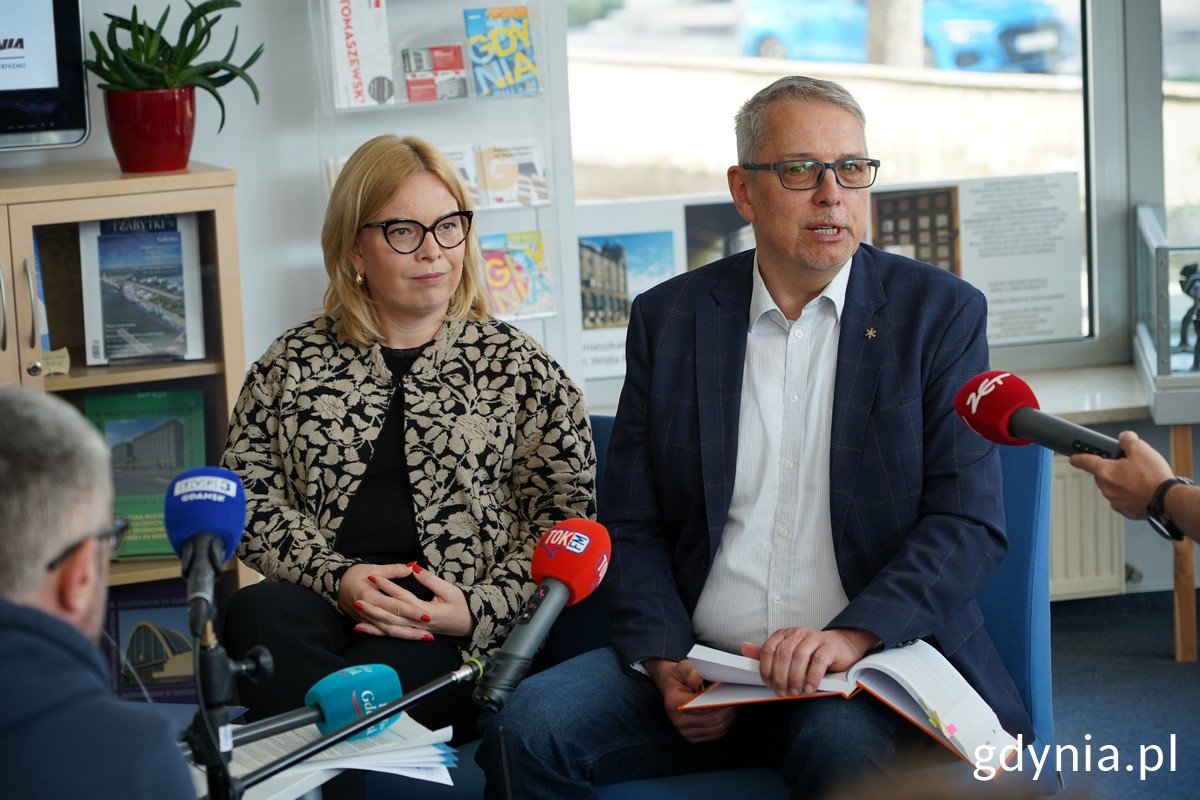 Oktawia Gorzeńska, wiceprezydentka Gdyni i  Robert Hirsch, Miejski Konserwator Zabytków na konferencji w PLO