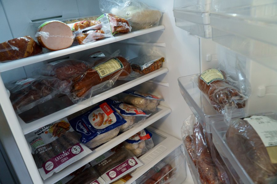 P&oacute;łki gdyńskich Sklep&oacute;w Społecznych regularnie zapełniają się r&oacute;żną żywnością - nabiałem, gotowymi daniami czy wędlinami, kt&oacute;re trafiają do potrzebujących np. dzięki wsp&oacute;łpracy z sieciami handlowymi, fot. Aleksander Trafas / archiwum