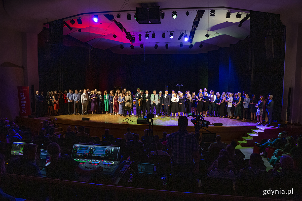 Tłum ludzi na scenie koncertowej.