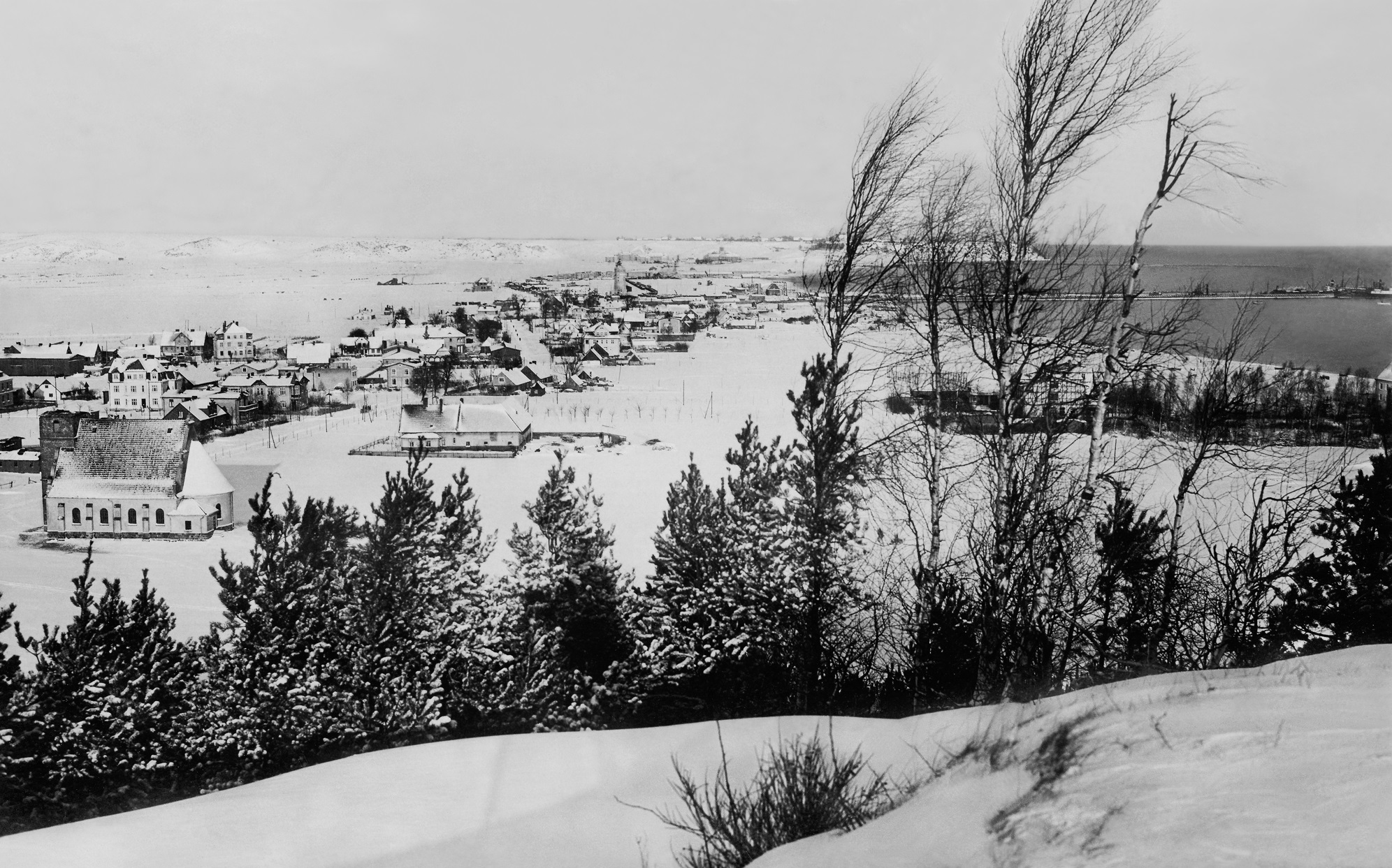 Jedno z czarno-białych, starych zdjęć Gdyni z wystawy &bdquo;Na styku morza i lądu", fot. MMG