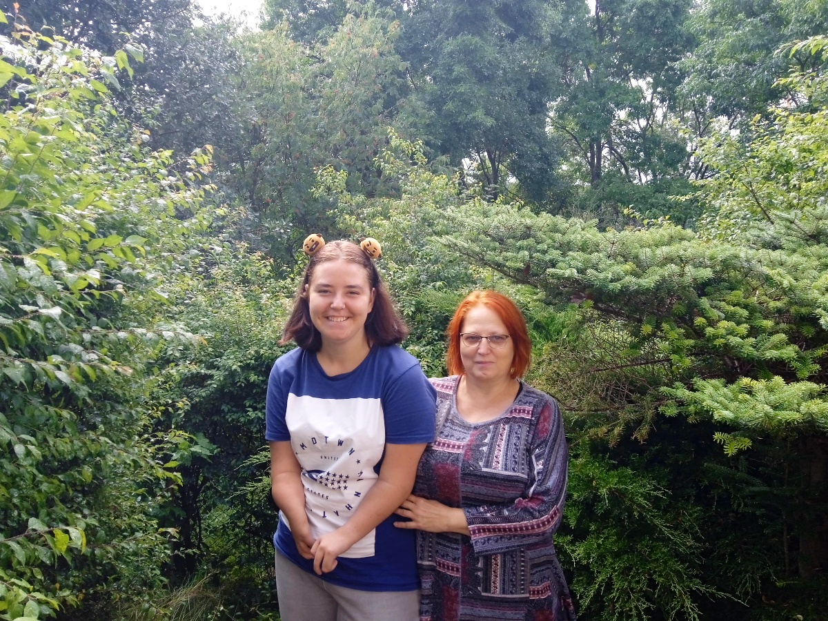 Dwie kobiety a za nimi dużo drzew i krzew&oacute;w