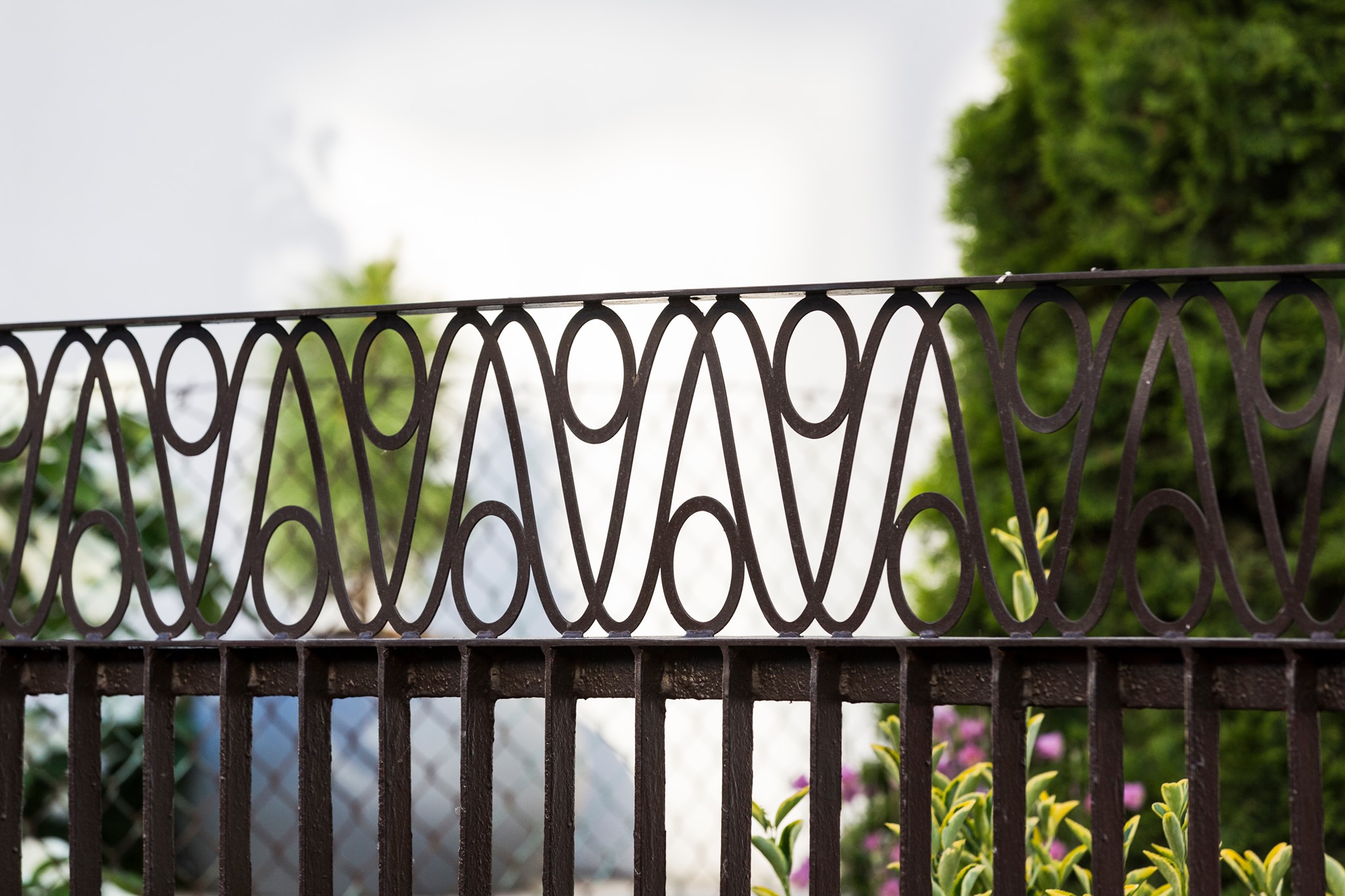 Jeden z nowych element&oacute;w przy Focha - okucie płotu, fot. Rafał Kołsut / Traffic Design