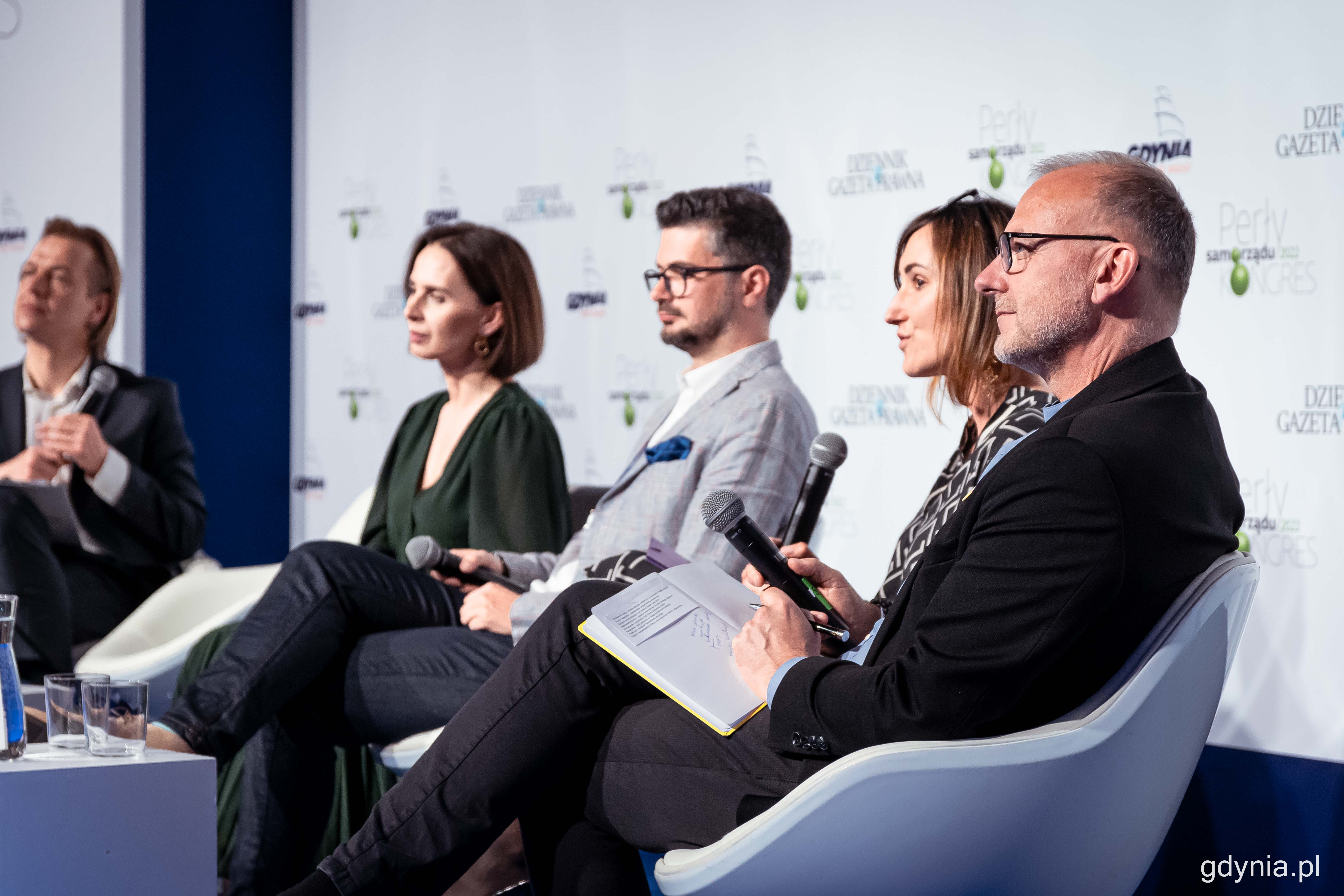 Uczestnicy sesji plenarnej pt. &bdquo;Trudne Polak&oacute;w rozmowy, czyli jak dyskutować z mieszkańcami o niełatwych sprawach&rdquo;.  Od lewej: Michał Guć &ndash; wiceprezydent Gdyni ds. innowacji, Marta Milewska &ndash; rzecznik prasowy Urzędu Marszałkowskiego Wojew&oacute;dztwa Mazowieckiego, Robert Stępkowski &ndash; ekspert ds. marketingu terytorialnego i politycznego, założyciel platformy www.marketingmiejsca.com.pl, Magdalena Skorupka-Kaczmarek &ndash; była rzecznik prezydenta Gdańska, CEO w firmie KomunikujMY oraz Marek Tejchman &ndash; zastępca redaktora naczelnego &bdquo;Dziennika Gazety Prawnej&rdquo; // fot. Kamil Złoch