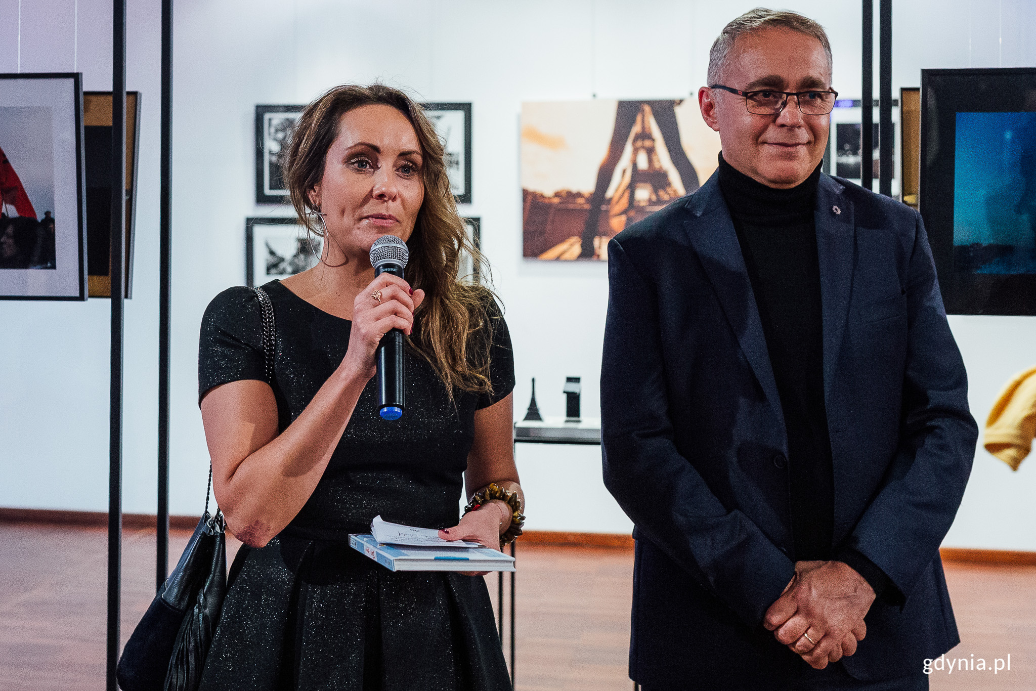 Elisabeth Duda - polsko-francuska aktorka i Alain Mompert - konsul honorowy Francji na Pomorzu podczas ubiegłorocznego wernisażu wystawy "130 lat Wieży Eiffla" // fot. Piotr Żagiel