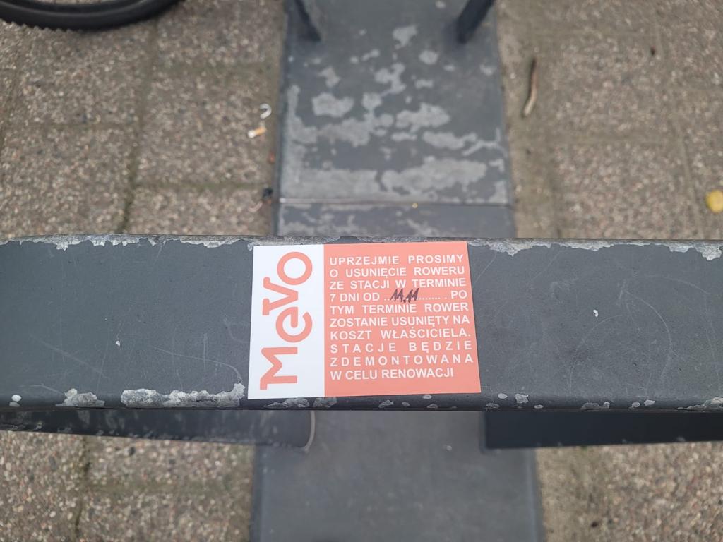 Naklejka informacyjna o prowadzonych pracach. Fot. OMGGS