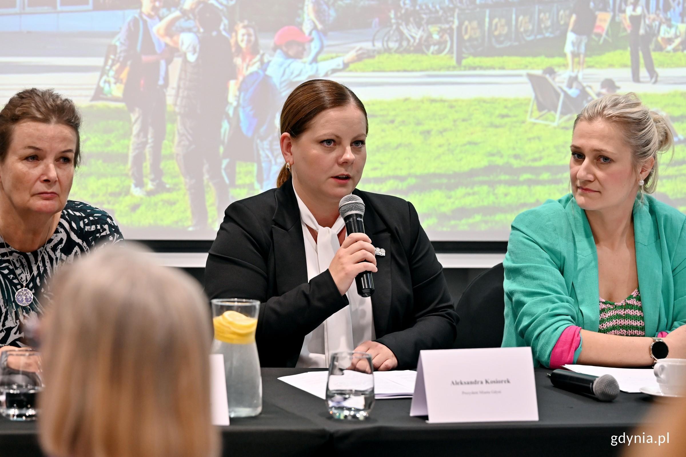 Prezydent Gdyni Aleksandra Kosiorek przemawiająca podczas konferencji prasowej zapowiadającej 51. Festiwal Polskich Film&oacute;w Fabularnych (fot. Magdalena Czernek)