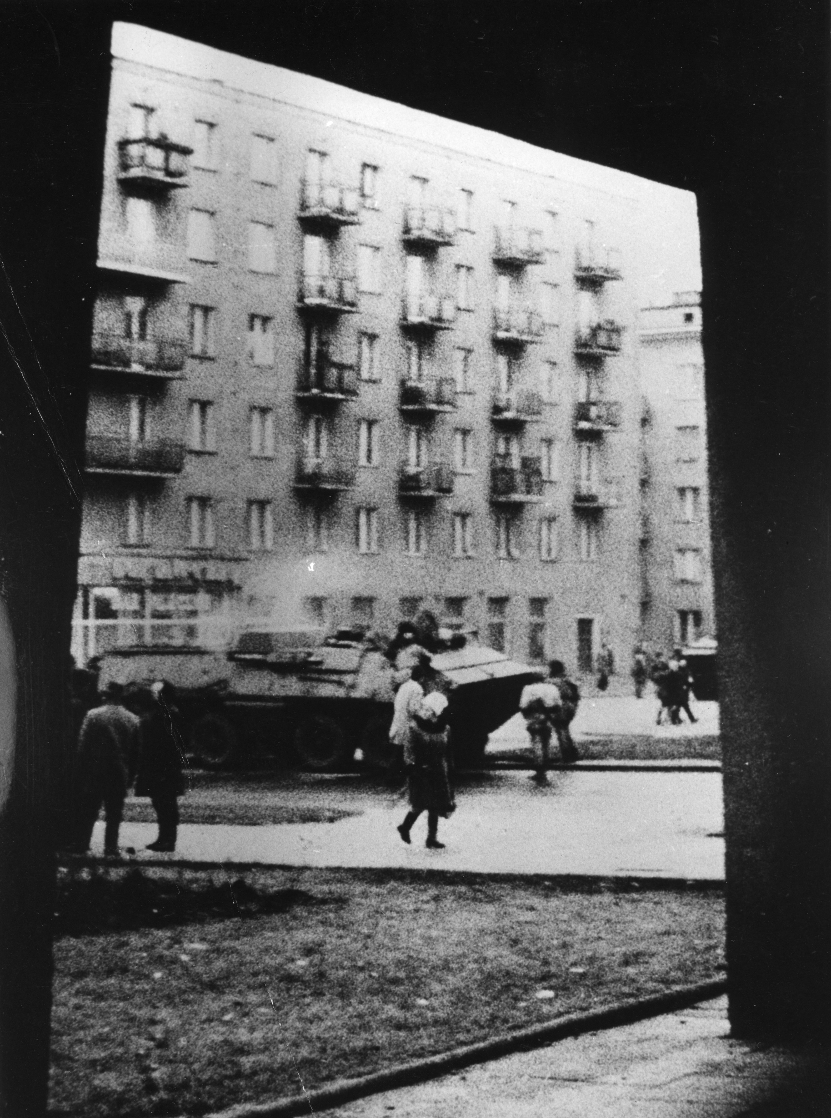 Transporter wojskowy na skrzyżowaniu ulic Władysława IV i Żwirki i Wigury w Gdyni. Z lewej strony widoczna jest witryna Bar Mleczny // źr&oacute;dło: IPN