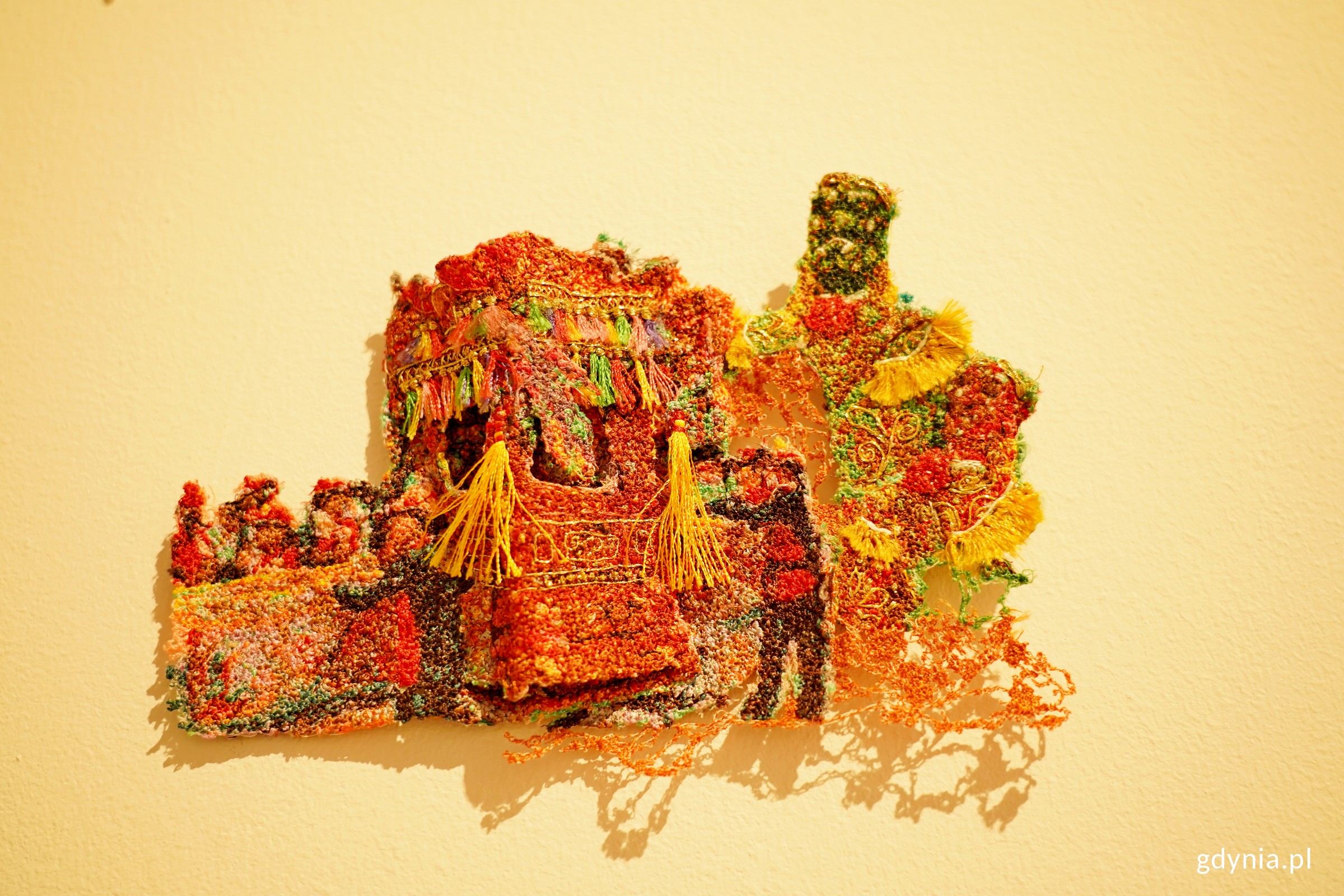  &bdquo;Więzi wiary&rdquo; autorstwa Yu-Shan Guan. Praca wykonana z r&oacute;żnych tkanin otrzymała Grand Prix Prezydent Miasta Gdyni (fot. Magdalena Czernek)