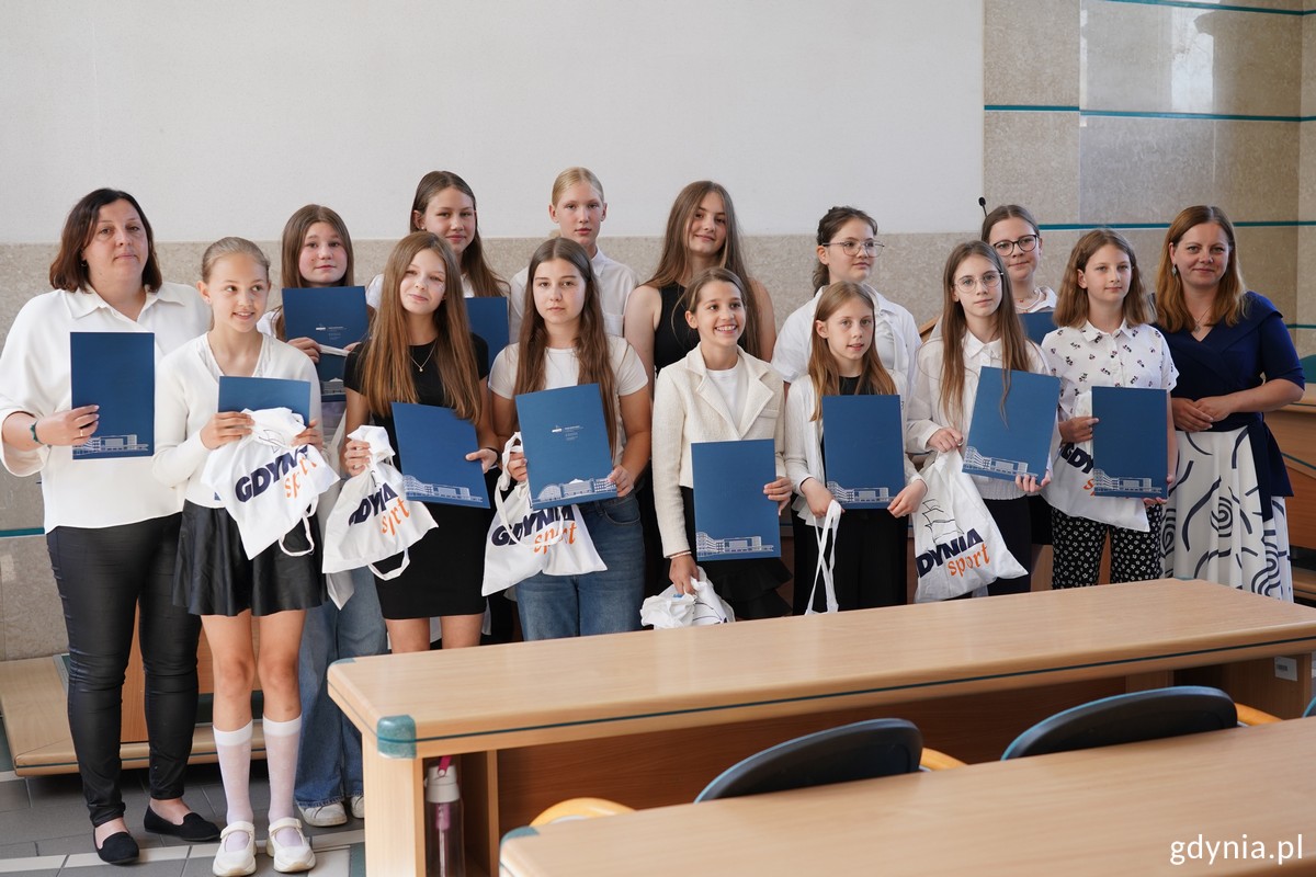 SP 6 &ndash; Wicemistrzostwo Polski i mistrzostwo wojew&oacute;dztwa w koszyk&oacute;wce 5x5 dziewcząt: Marta Błeńska, Pola Dobrzeniecka, Zuzanna Drzewiecka, Hanna Gierczyńska, Aleksandra Grajewska, Karolina Komajda, Lena Kupczyk, Nadia Kuś, Julia Lemańska, Oliwia Majewska, Natalia Mrozowska, Maja Niest&oacute;j, Yulija Putro, Kaja Stopińska, Pola Świątek, Laura Czapp; trenerzy Katarzyna Kurkowska i Arkadiusz Korek.