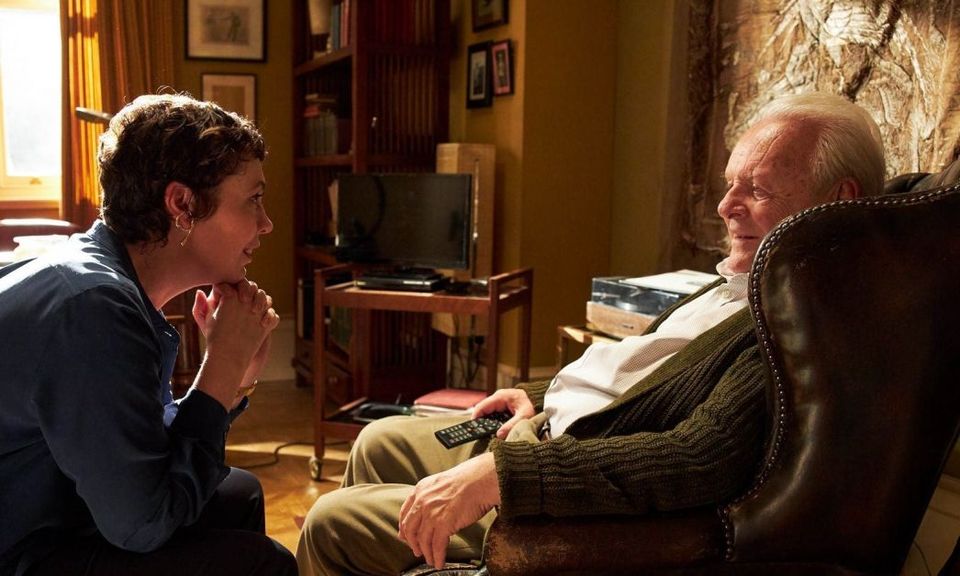 Kadr z filmu &bdquo;Ojciec&rdquo;. Na zdj. Anthony Hopkins i Olivia Colman. Mat. prasowe