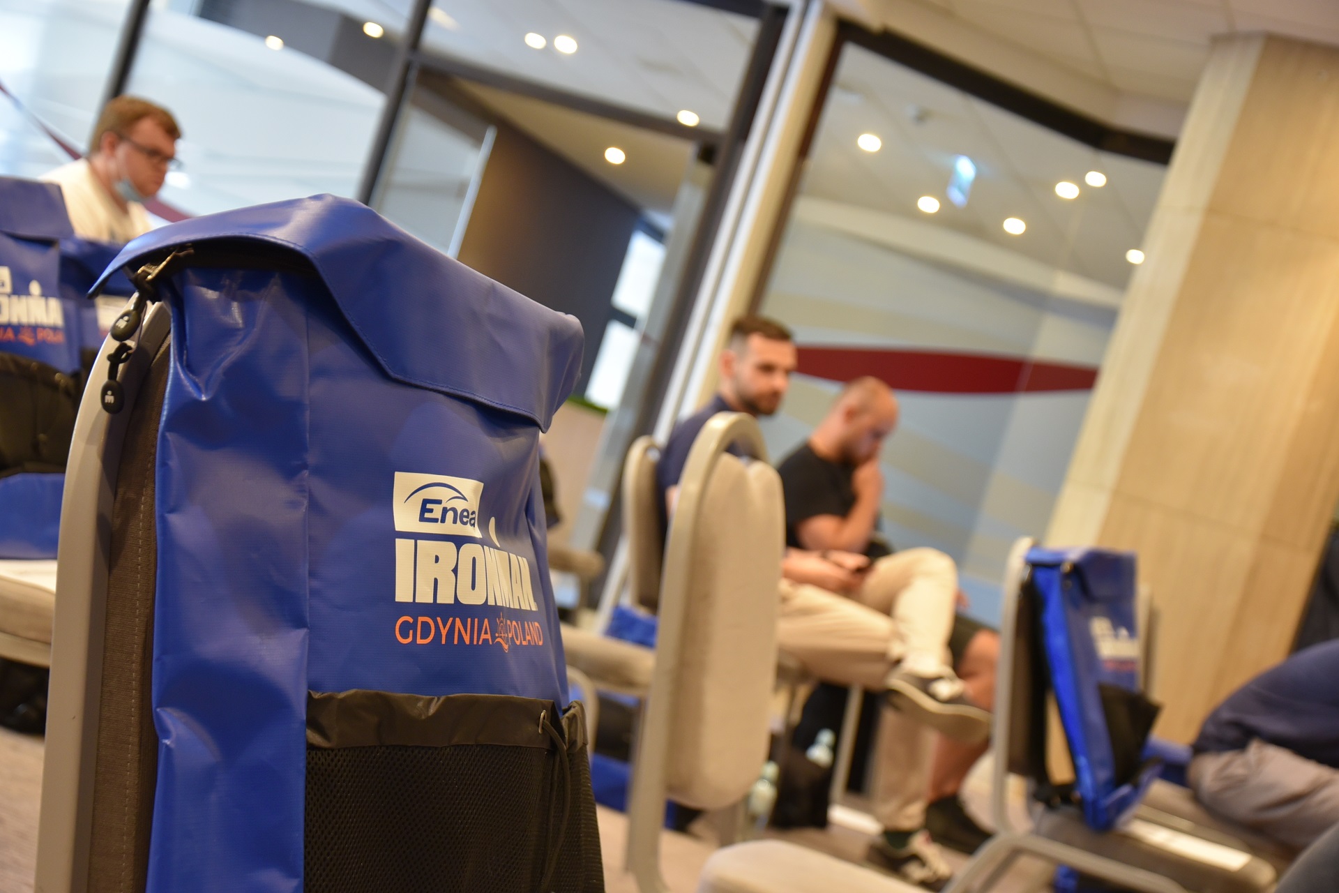 Na zdjęciu niebiesko-czarny plecak, kt&oacute;ry otrzymają uczestnicy zawod&oacute;w Enea Ironman Gdynia / fot. GCS