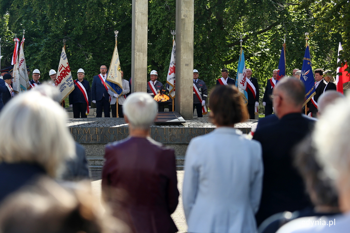Przed pomnikiem Ofiar Grudnia '70 na placu Wolnej Polski odbyły się uroczystości z okazji 42. rocznicy strajk&oacute;w sierpniowych i podpisania porozumień sierpniowych // fot. Przemysław Kozłowski