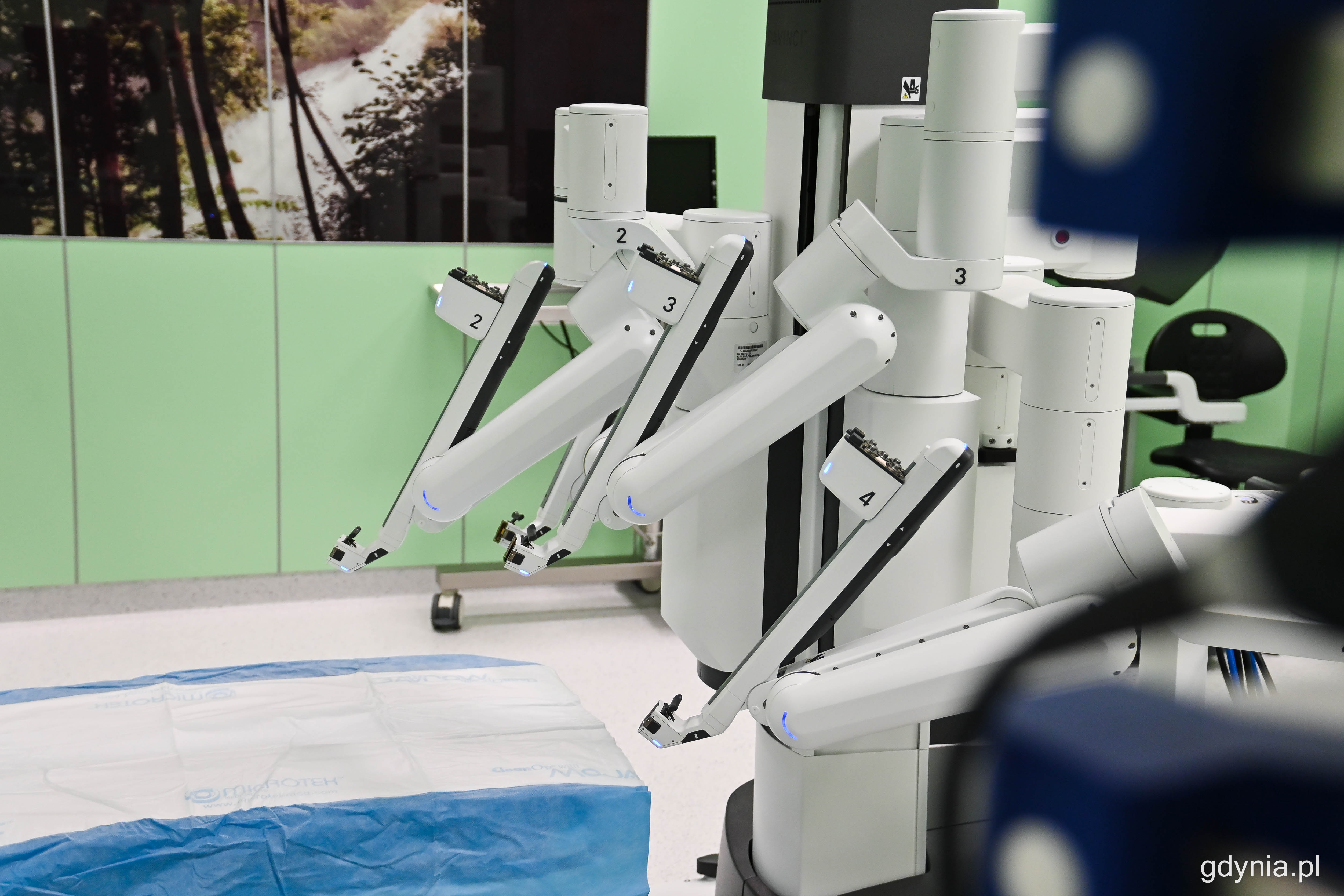 Chirurg operuje z wykorzystaniem robotycznych ramion, kt&oacute;re pozwalają na wysoką precyzję, fot. Kamil Złoch