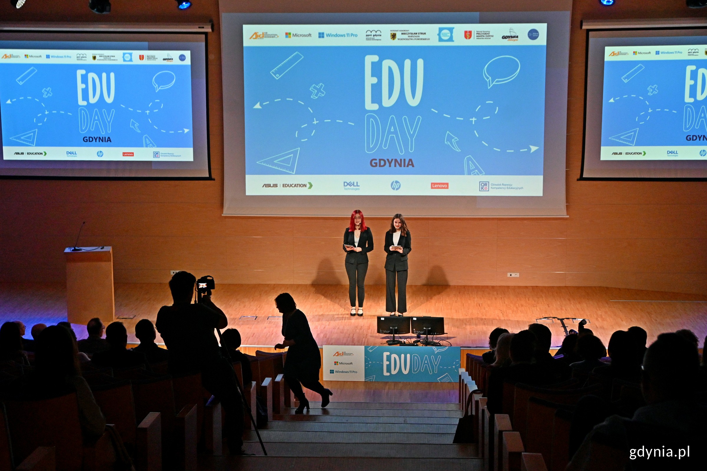 Prowadzące konferencję Edu Day Gdynia 2024 podczas oficjalnego otwarcia wydarzenia (fot. Magdalena Czernek)