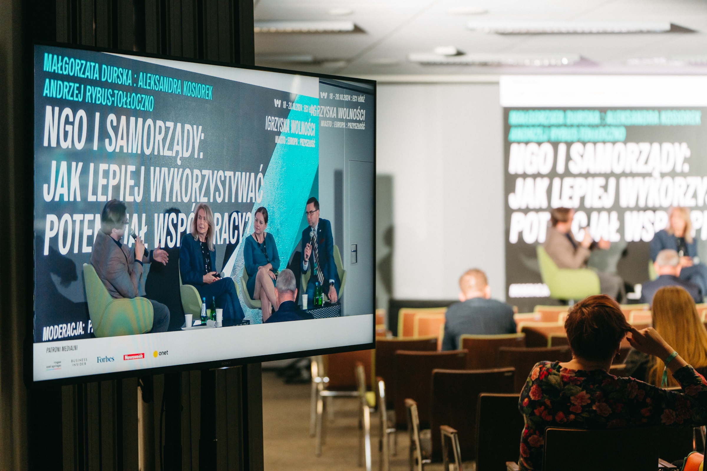 Uczestnicy debaty &bdquo;NGO i samorządy: Jak lepiej wykorzystać potencjał wsp&oacute;łpracy?&rdquo; (od prawej): Andrzej Rybus-Tołłoczko &ndash; zastępca dyrektora Narodowego Instytutu Wolności, prezydent Gdyni Aleksandra Kosiorek, Małgorzata Durska &ndash; prezeska Fundacji Polskiej Rady Biznesu i doktor socjologii. Po lewej prowadzący panel Paweł Rutkiewicz &ndash; dziennikarz magazynu &bdquo;Forbes&rdquo; (fot. Zuza Balcerzak)