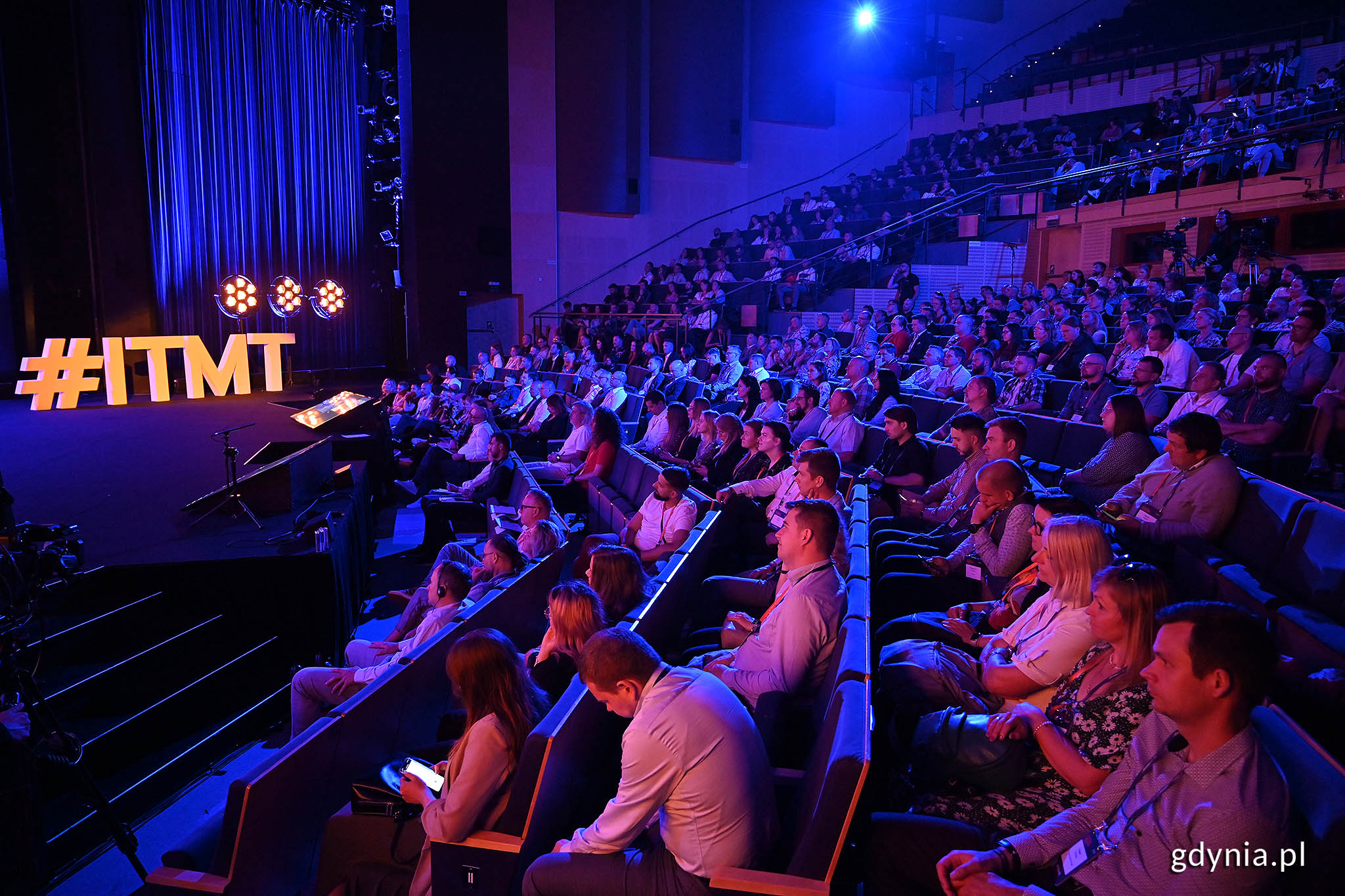 Uczestnicy konferencji  &bdquo;IT Manager of Tomorrow&rdquo; zgromadzeni na gali otwarcia w Teatrze Muzycznym // fot. Michał Puszczewicz