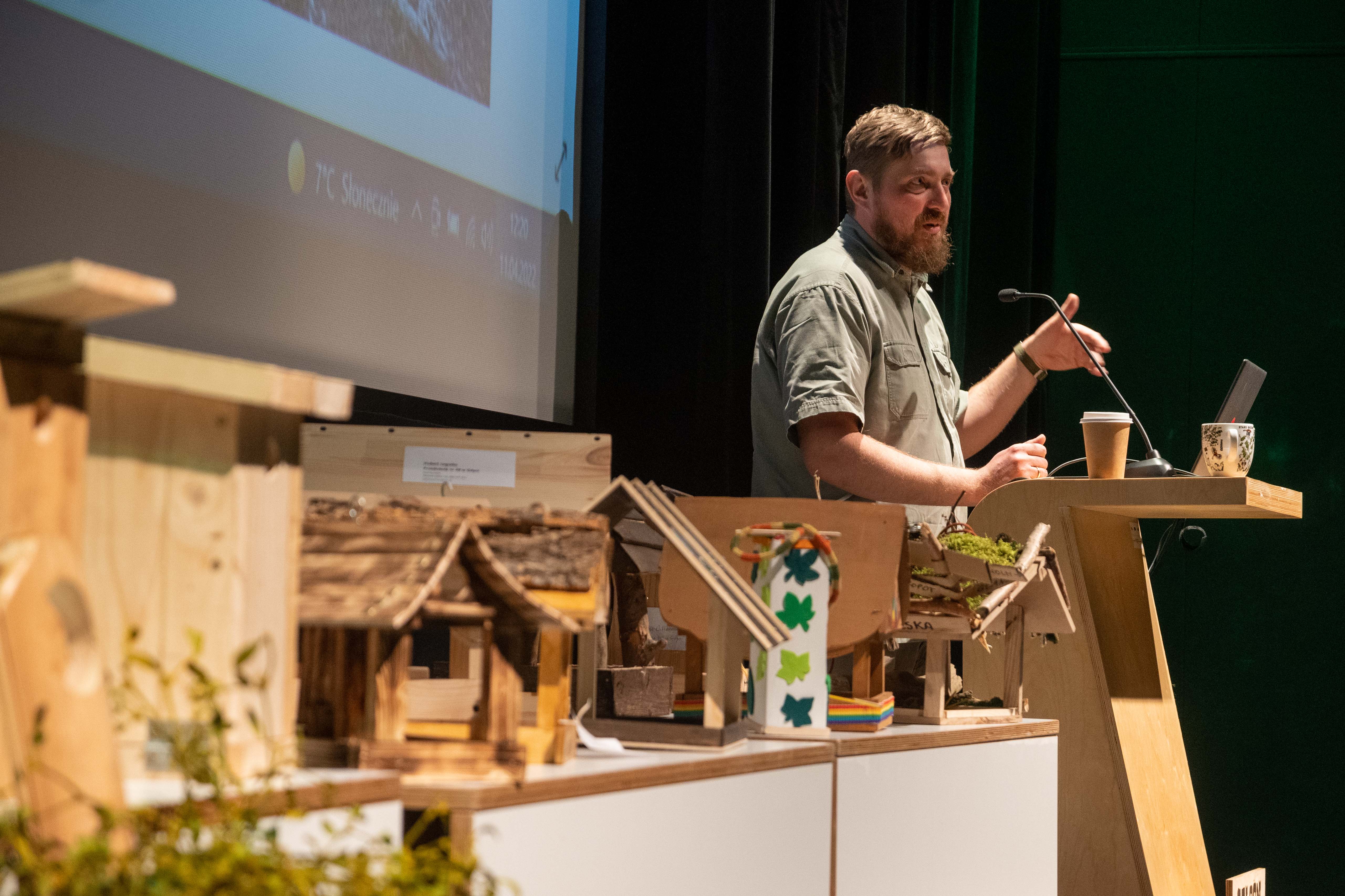 Jakub Typiak podczas rozdania nagr&oacute;d w konkursie "Zapraszamy ptaki do Gdyni"  // fot. Paweł Kukla