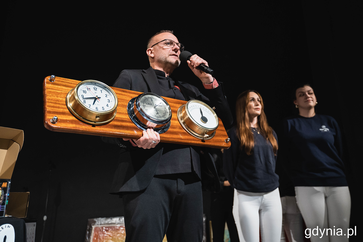 Jeden z najciekawszych przedmiot&oacute;w do wylicytowania w Teatrze Miejskim - zegary okrętowe od załogi Contrast Cafe w Gdyni, fot. Kamil Złoch